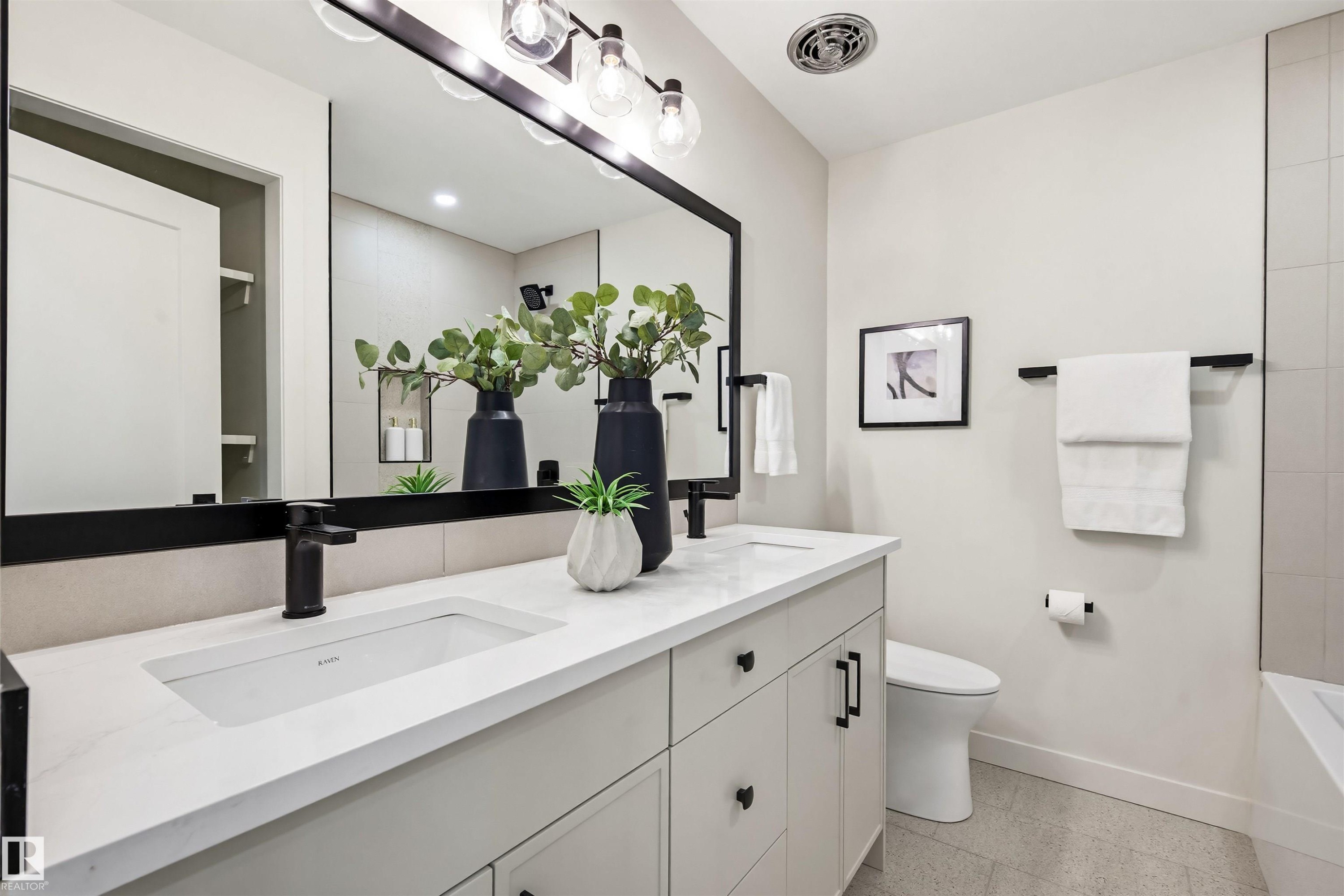 14503 80 Avenue, Edmonton, AB - Indoor Photo Showing Bathroom