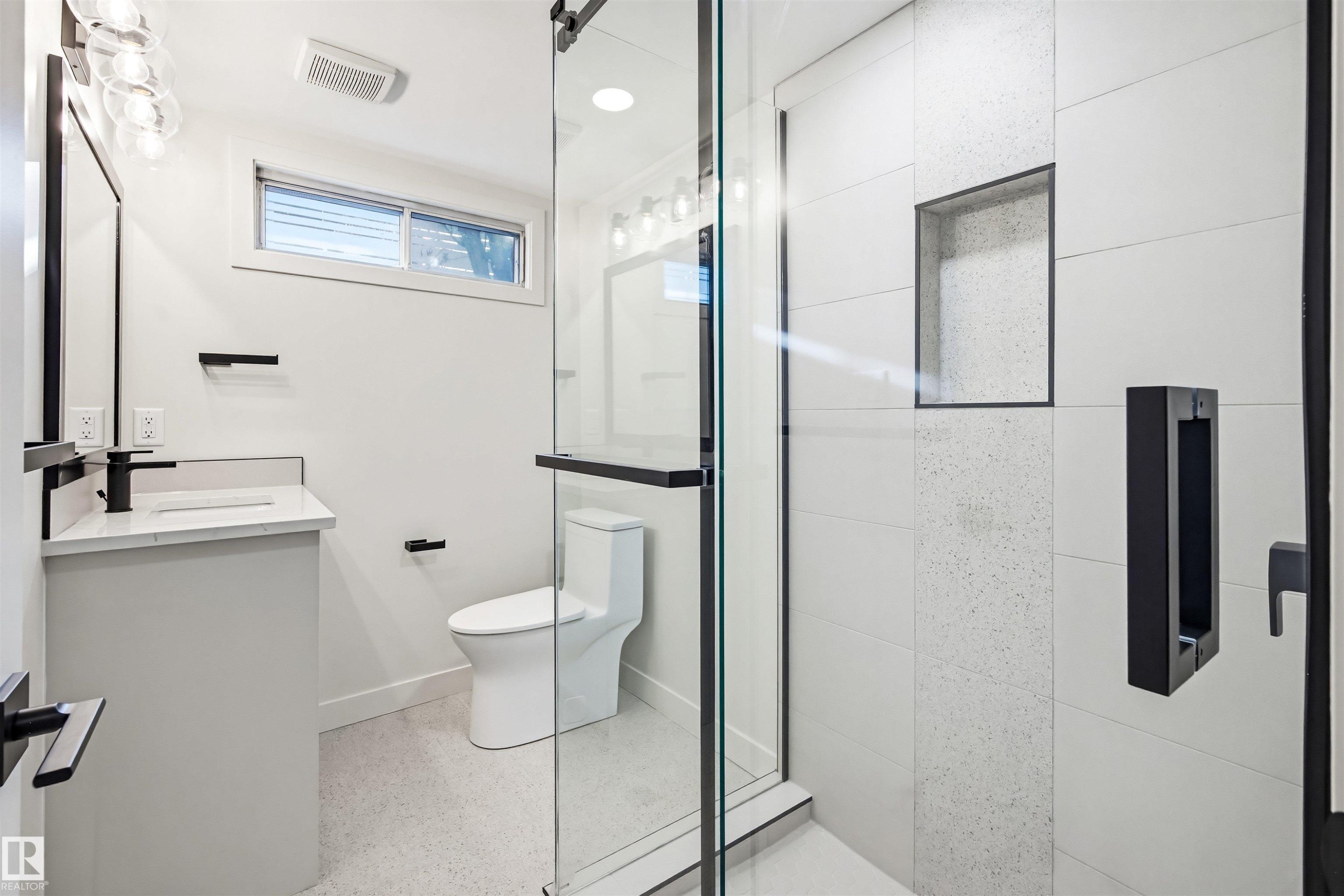 14503 80 Avenue, Edmonton, AB - Indoor Photo Showing Bathroom
