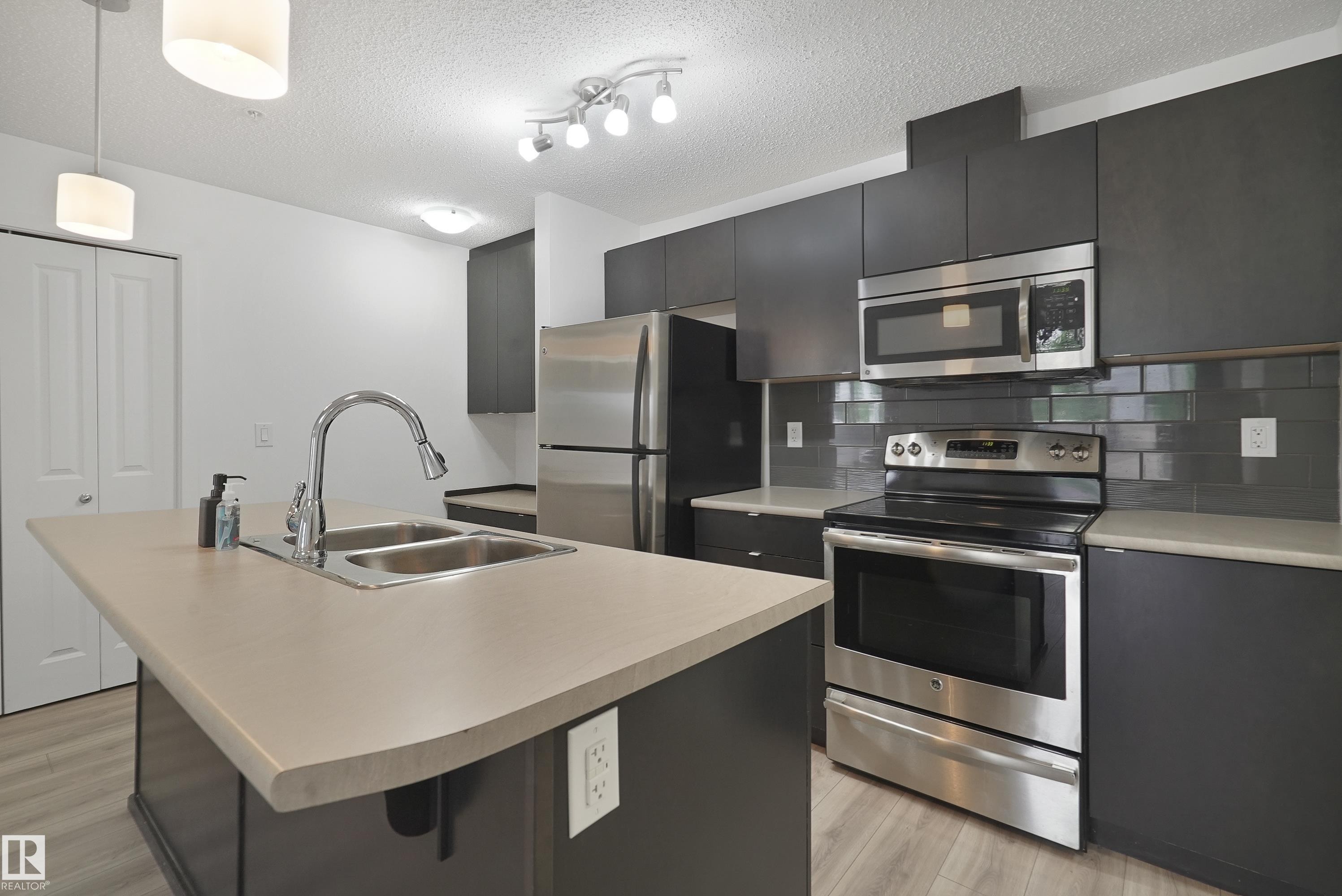114 3357 16A Avenue, Edmonton, AB - Indoor Photo Showing Kitchen With Double Sink With Upgraded Kitchen