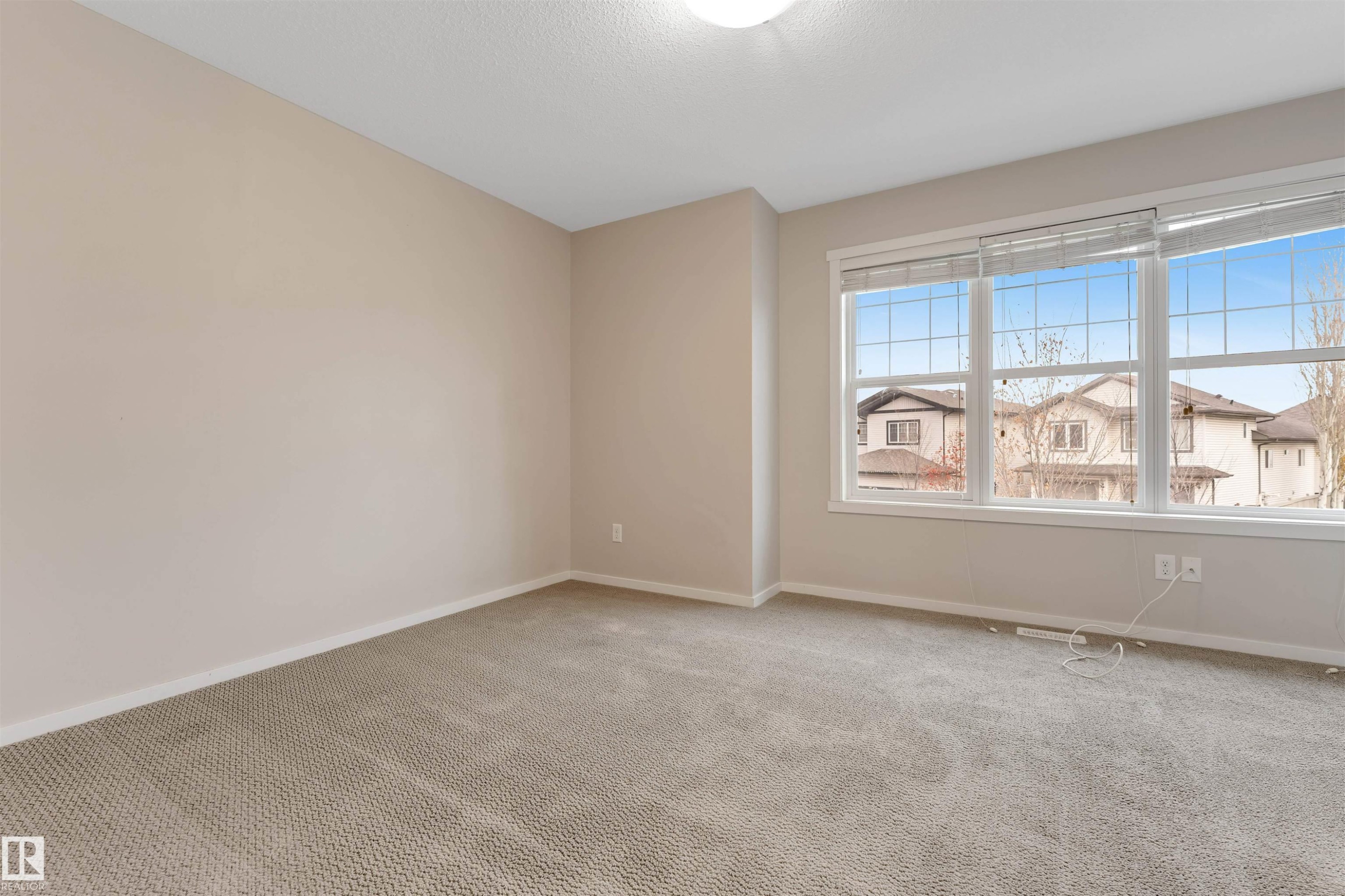 Carpeted spare room featuring baseboards - 610 Tamarack Road, Edmonton, AB - Indoor Photo Showing Other Room