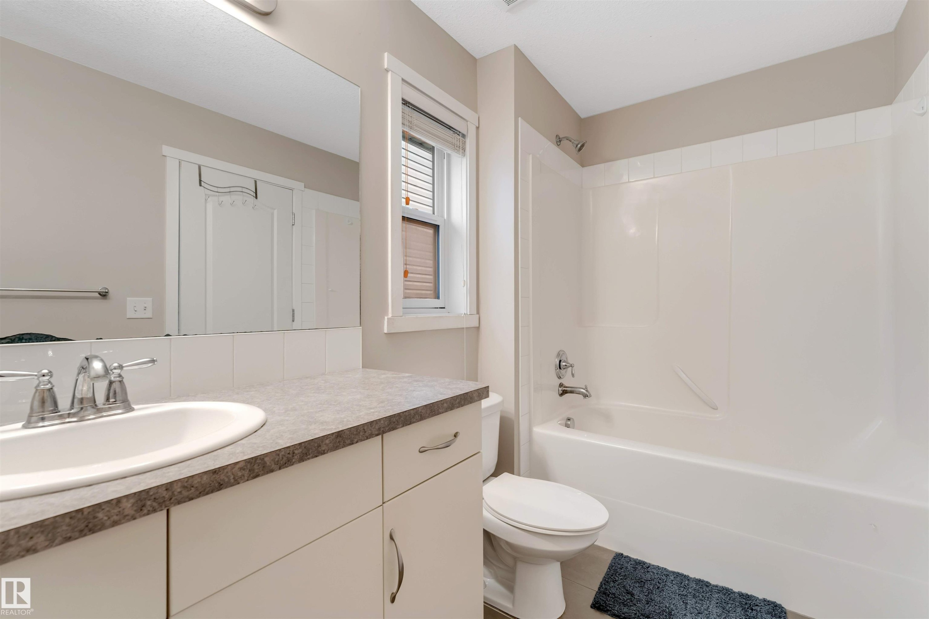 Bathroom featuring vanity and washtub / shower combination - 610 Tamarack Road, Edmonton, AB - Indoor Photo Showing Bathroom