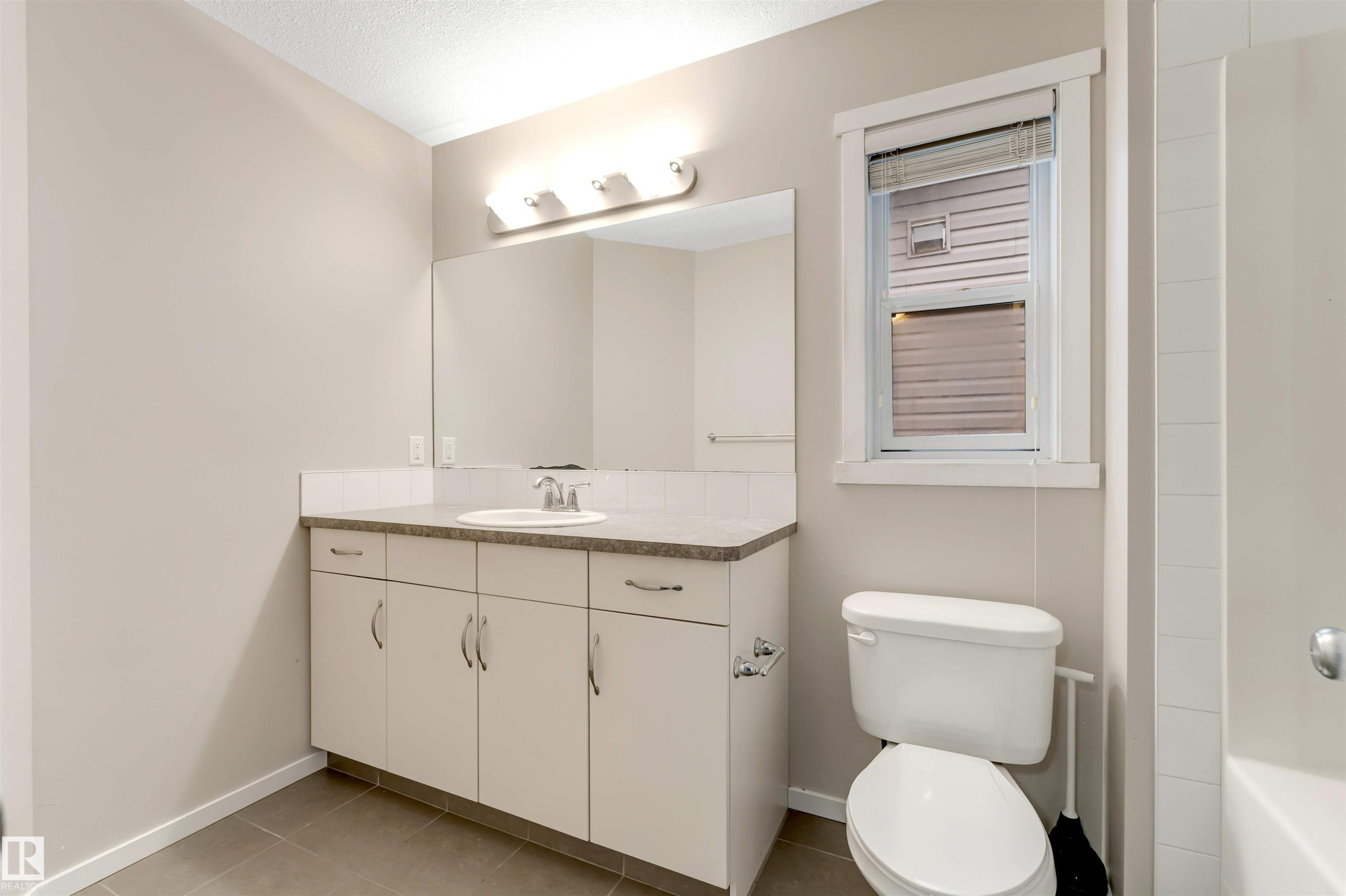 610 Tamarack Road, Edmonton, AB - Indoor Photo Showing Bathroom