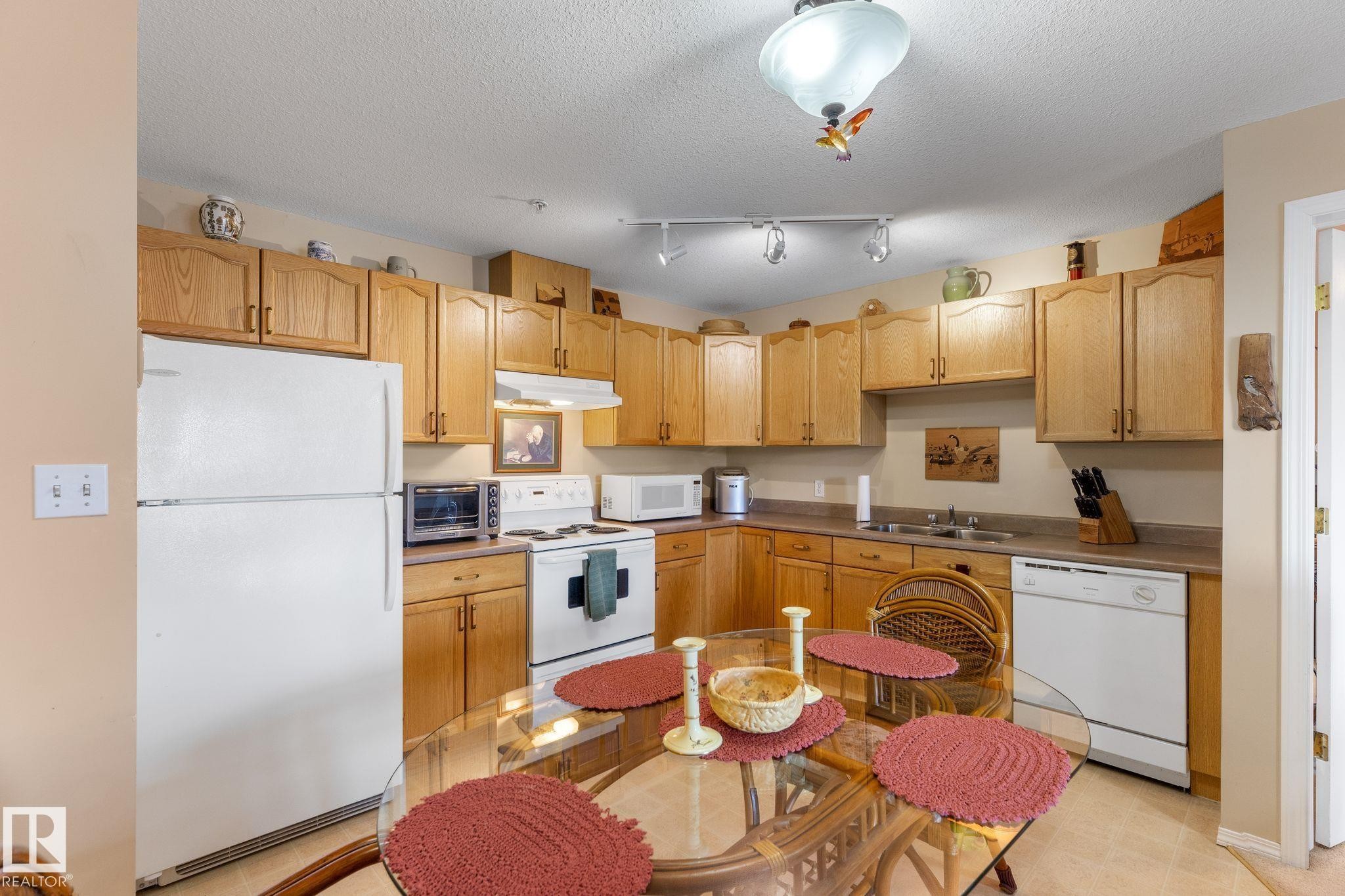 209 4703 43 Avenue, Stony Plain, AB - Indoor Photo Showing Kitchen With Double Sink