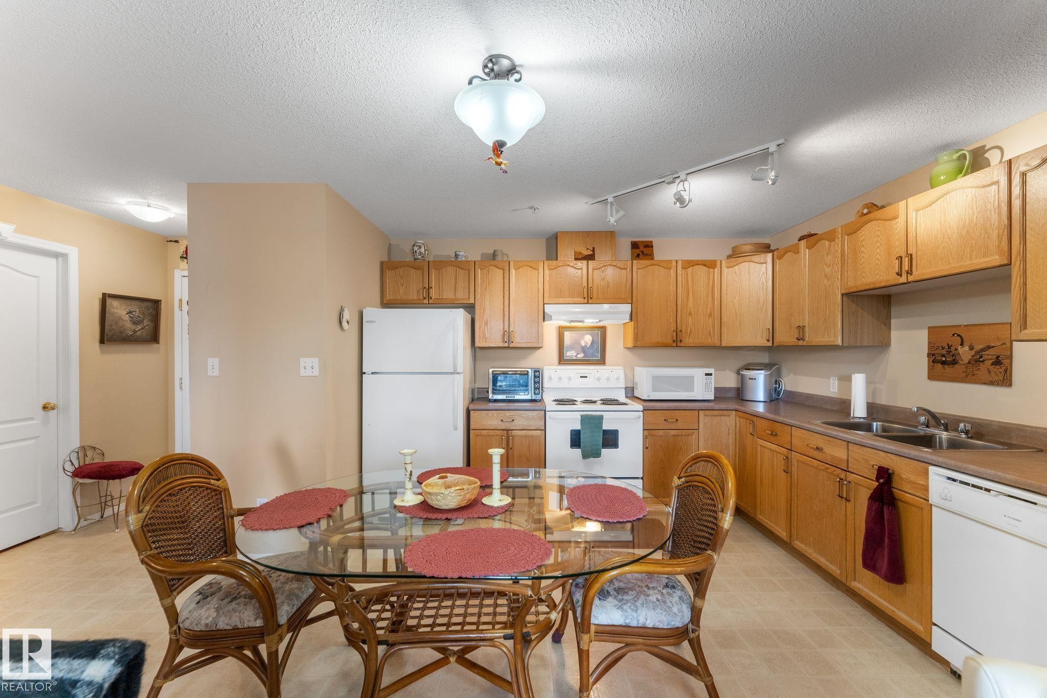209 4703 43 Avenue, Stony Plain, AB - Indoor Photo Showing Kitchen With Double Sink