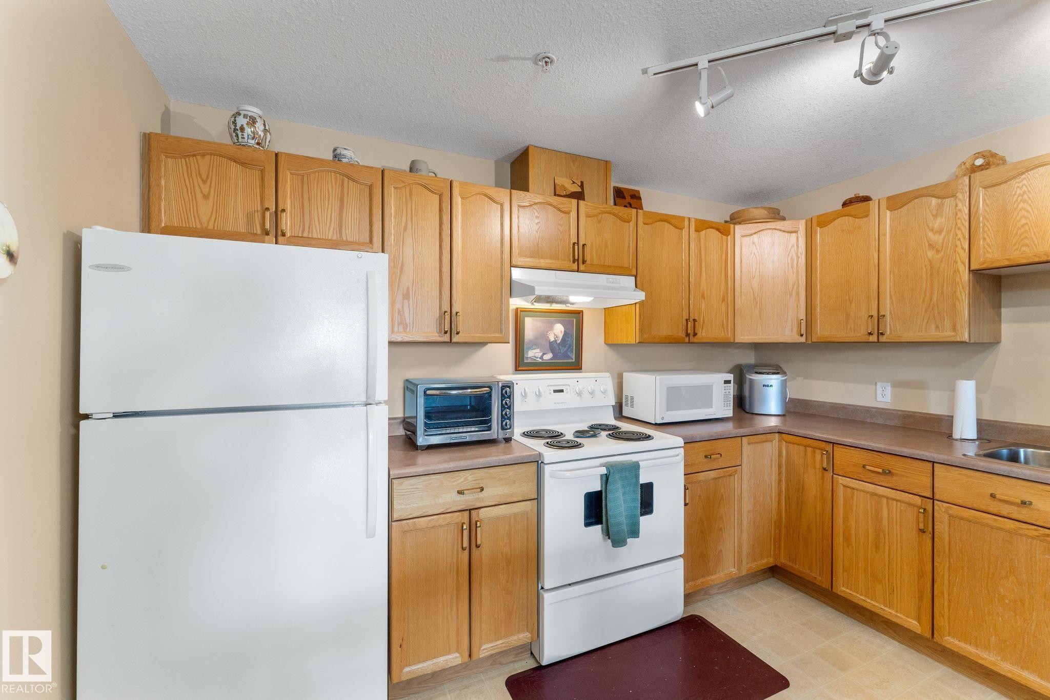 209 4703 43 Avenue, Stony Plain, AB - Indoor Photo Showing Kitchen