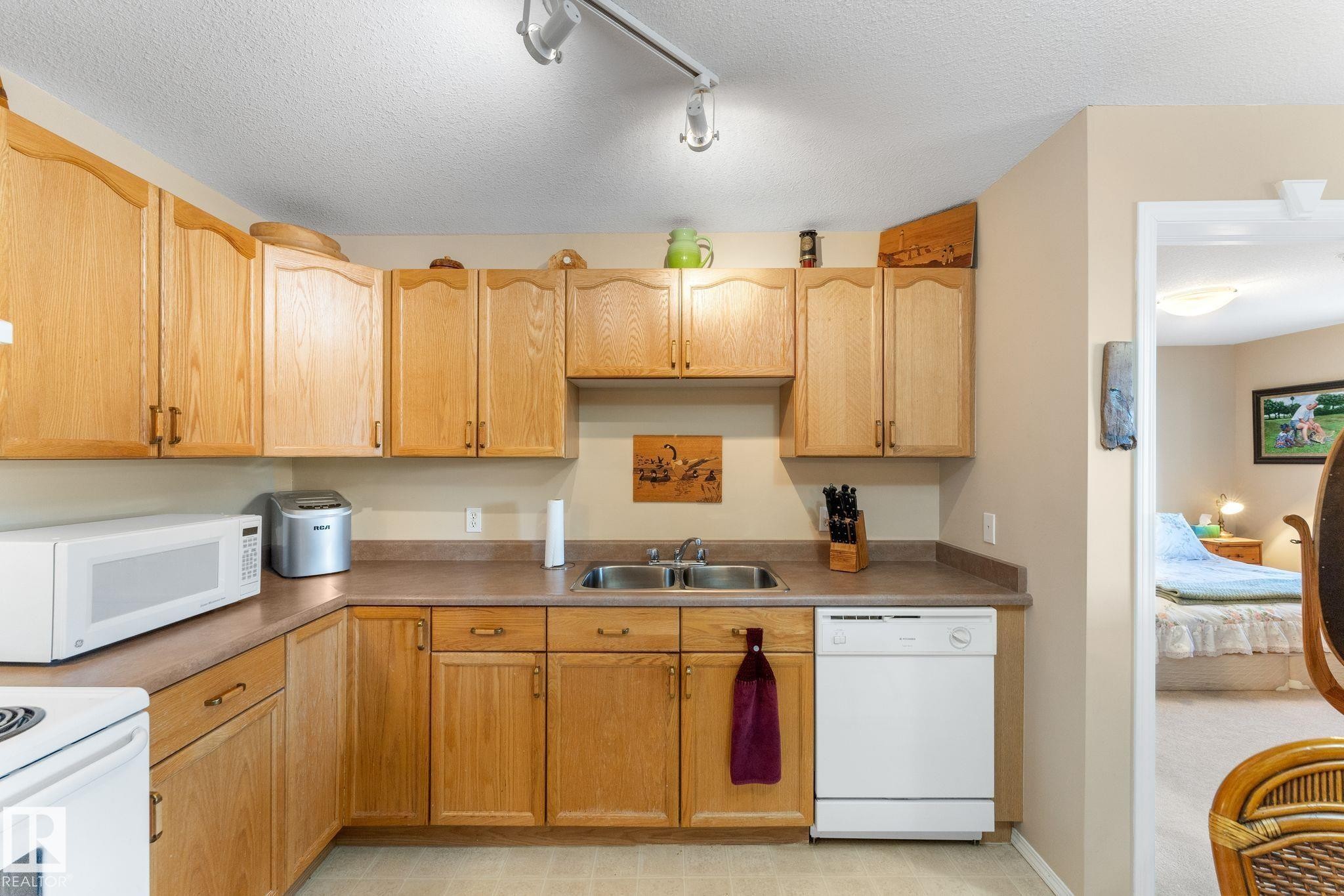 209 4703 43 Avenue, Stony Plain, AB - Indoor Photo Showing Kitchen With Double Sink