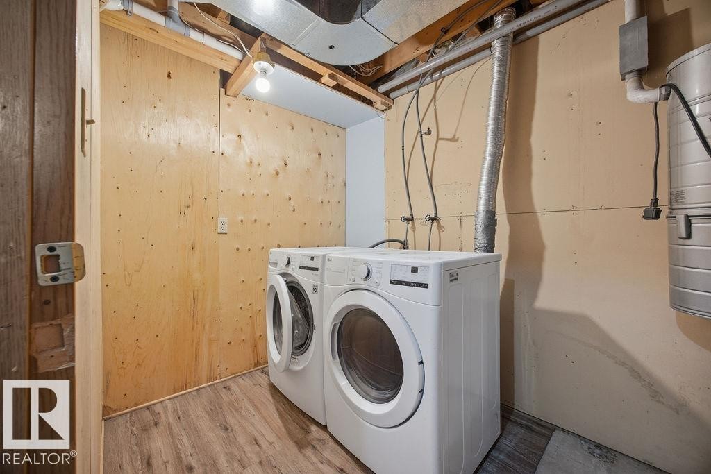 Laundry area featuring wood finished floors and independent washer and dryer - 736 Johns Road, Edmonton, AB - Indoor Photo Showing Laundry Room