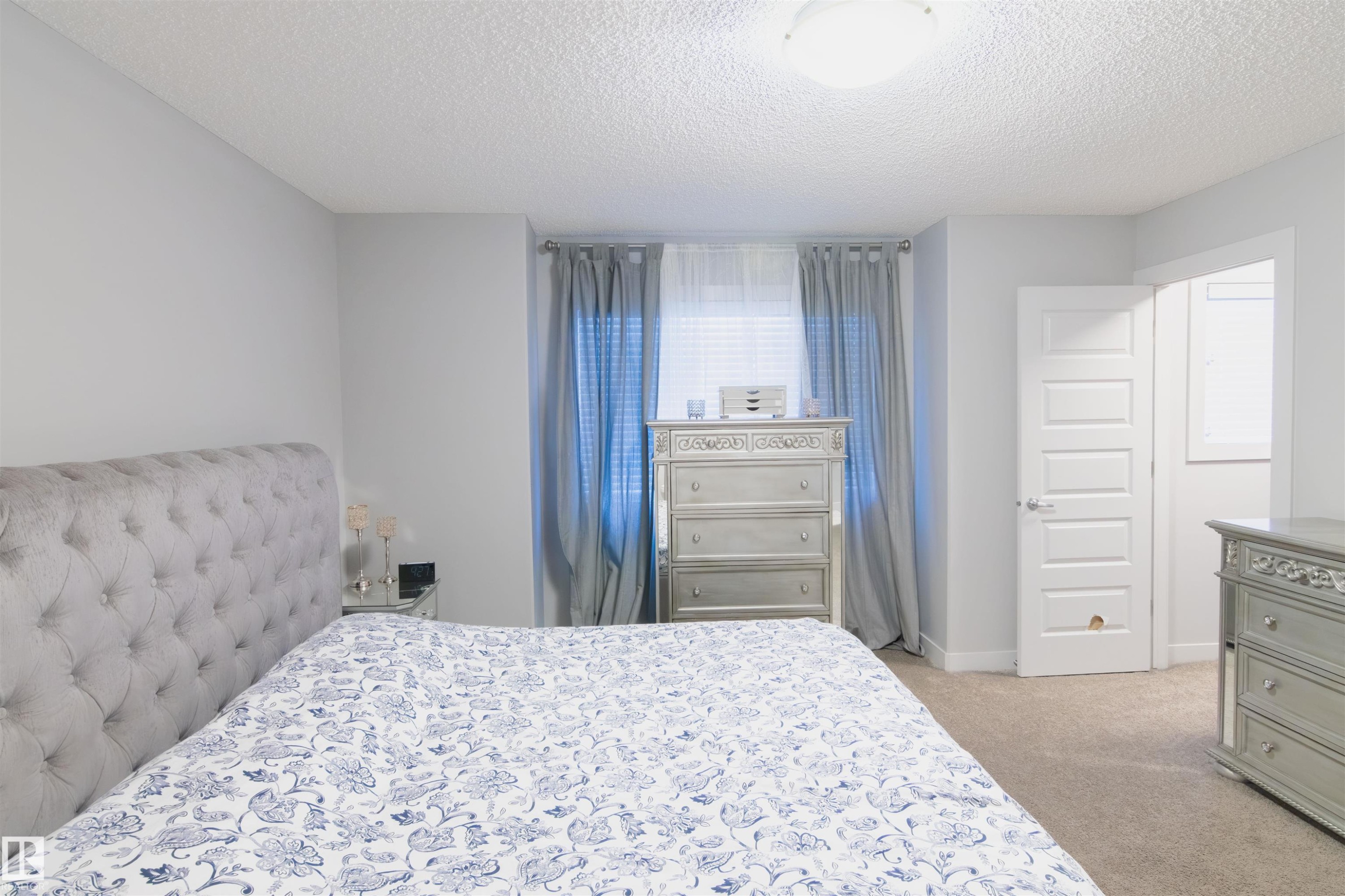 888 Cy Becker Drive, Edmonton, AB - Indoor Photo Showing Bedroom