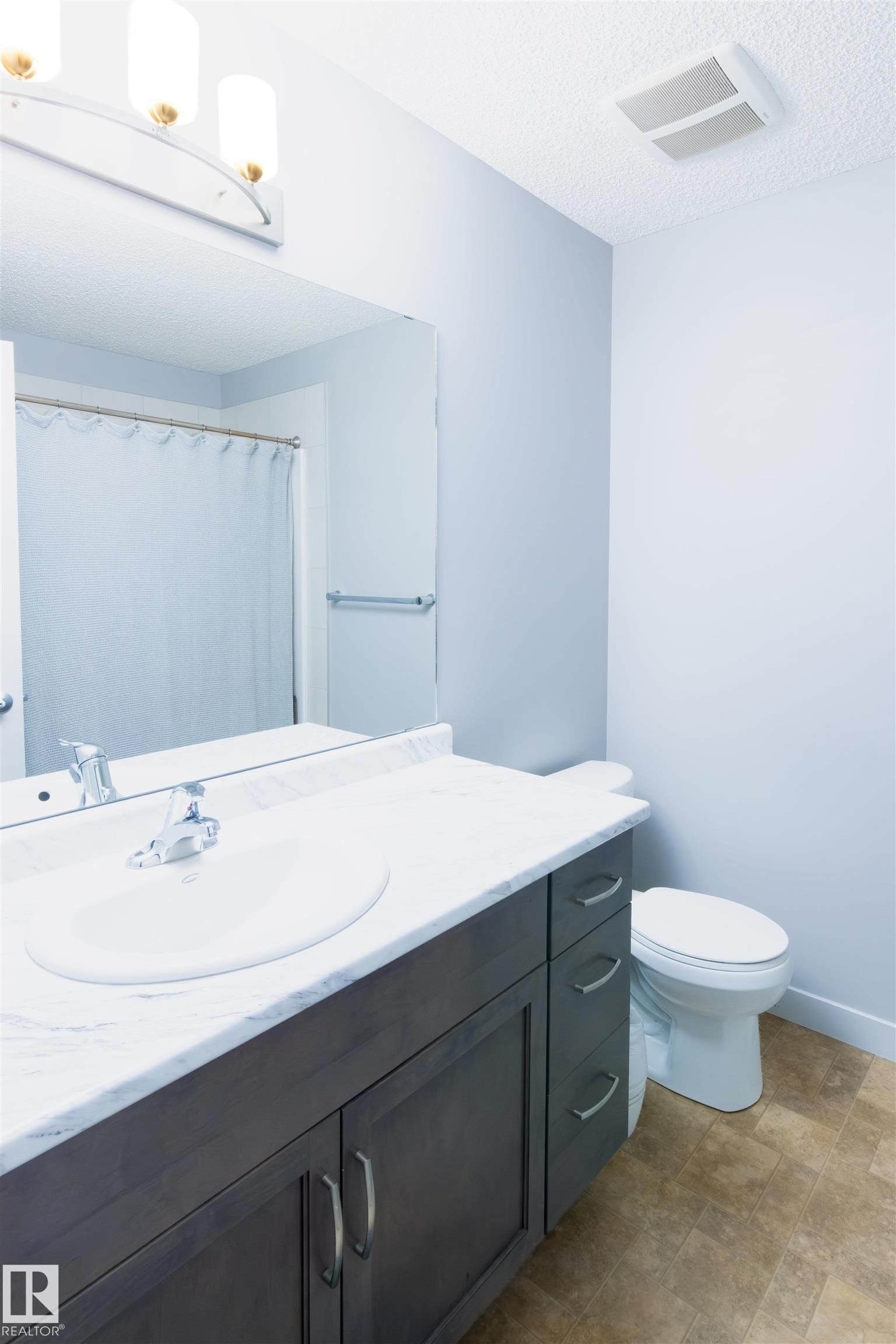 888 Cy Becker Drive, Edmonton, AB - Indoor Photo Showing Bathroom