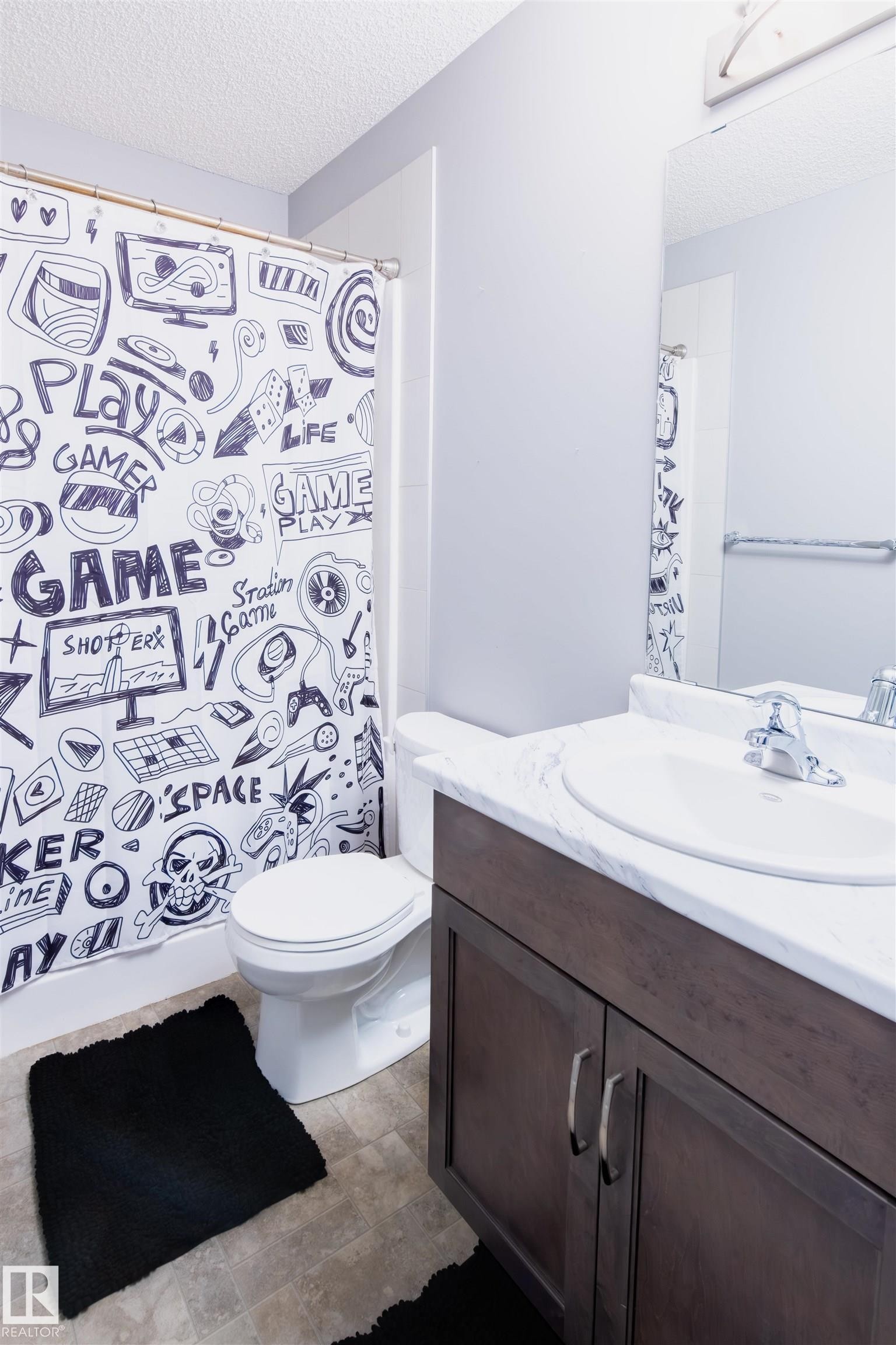 888 Cy Becker Drive, Edmonton, AB - Indoor Photo Showing Bathroom