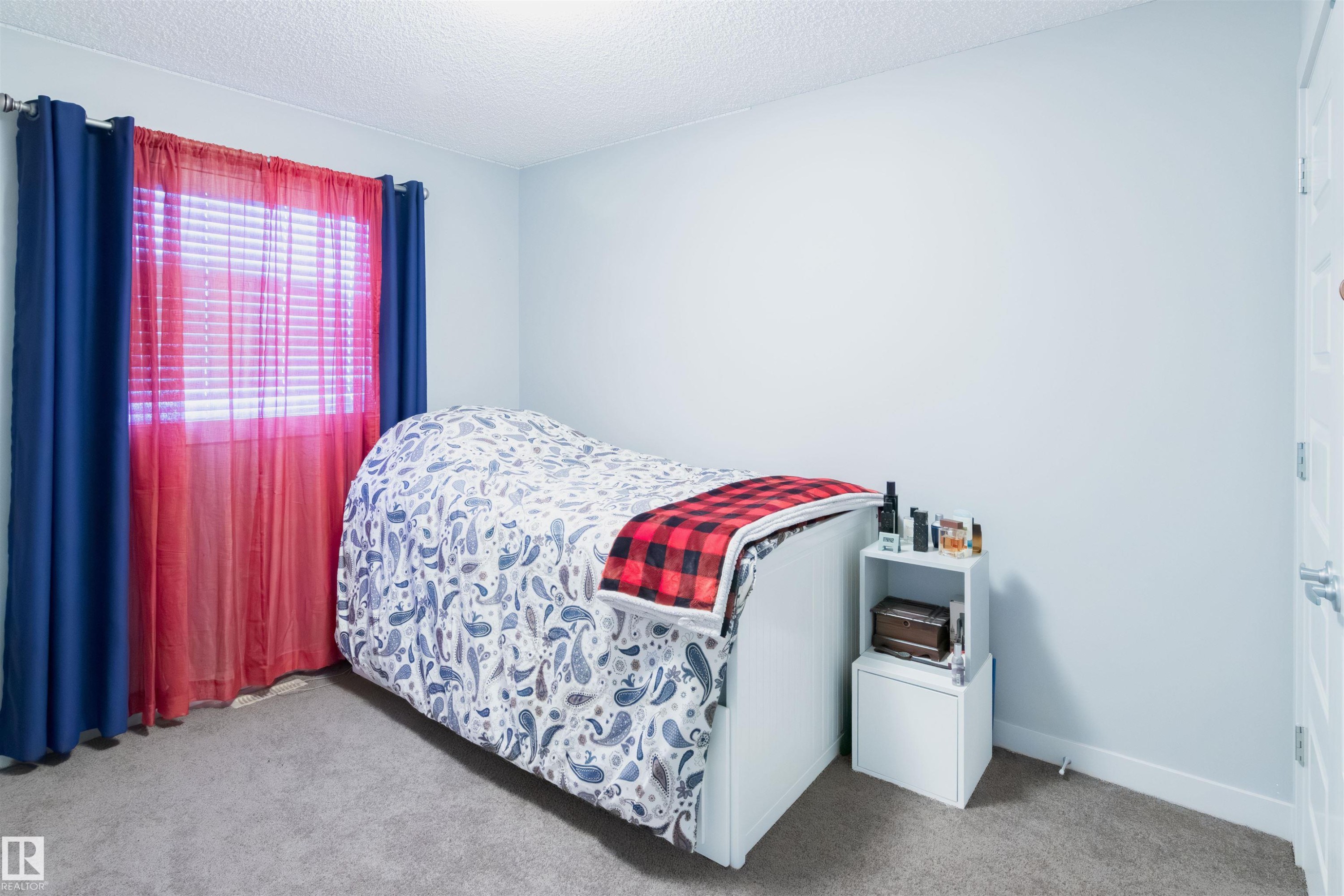 888 Cy Becker Drive, Edmonton, AB - Indoor Photo Showing Bedroom