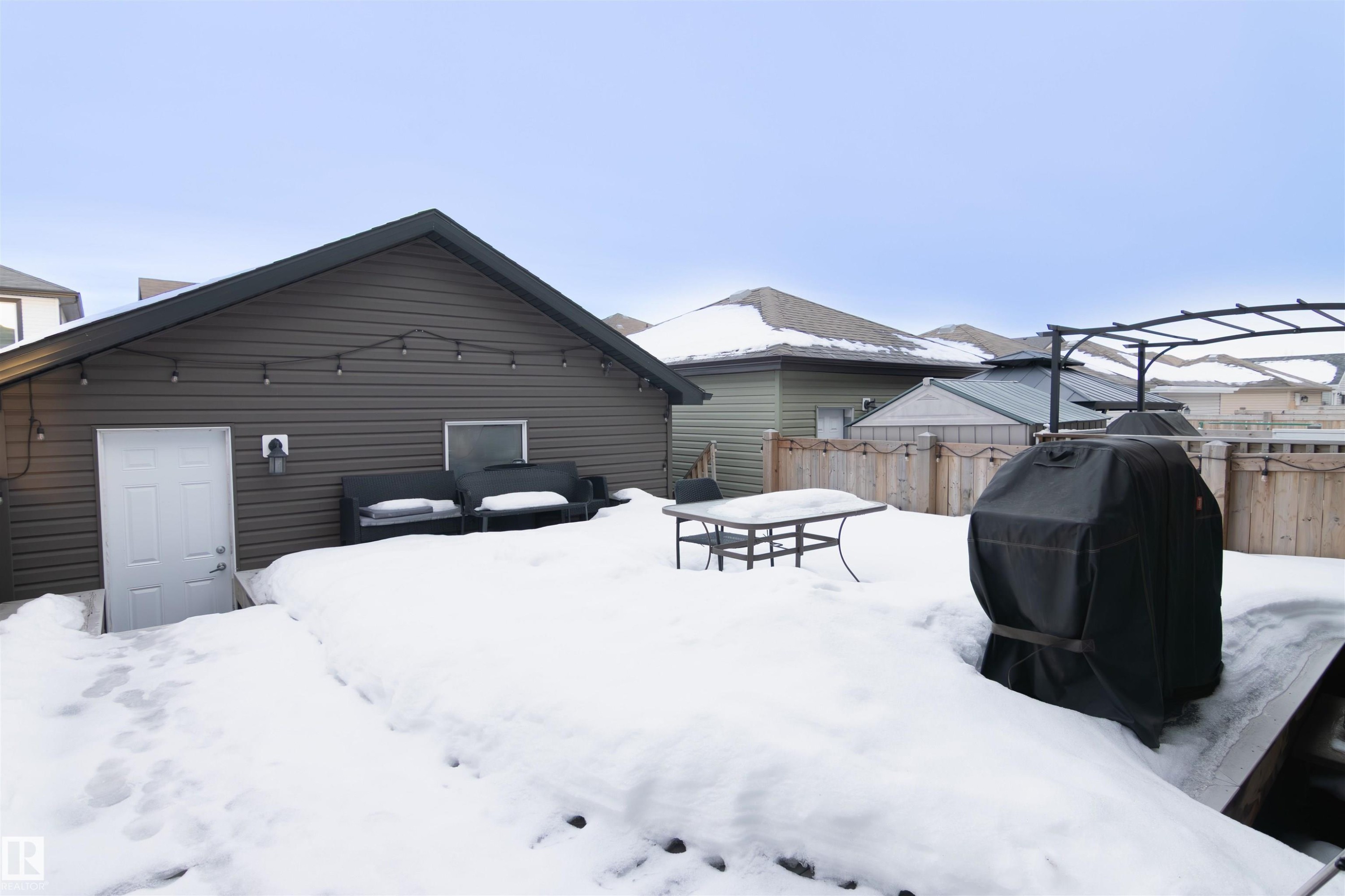 888 Cy Becker Drive, Edmonton, AB - Outdoor