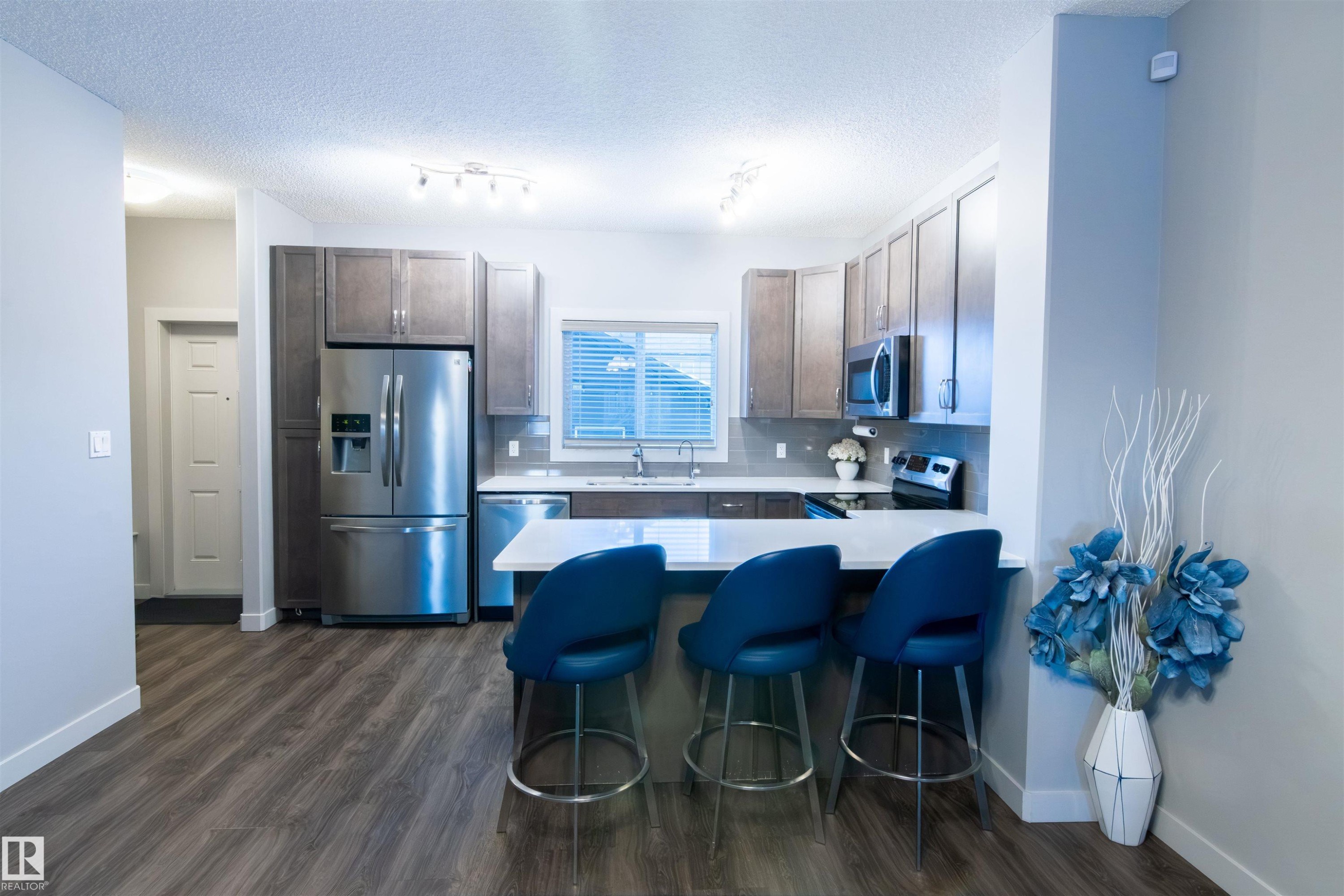 888 Cy Becker Drive, Edmonton, AB - Indoor Photo Showing Kitchen