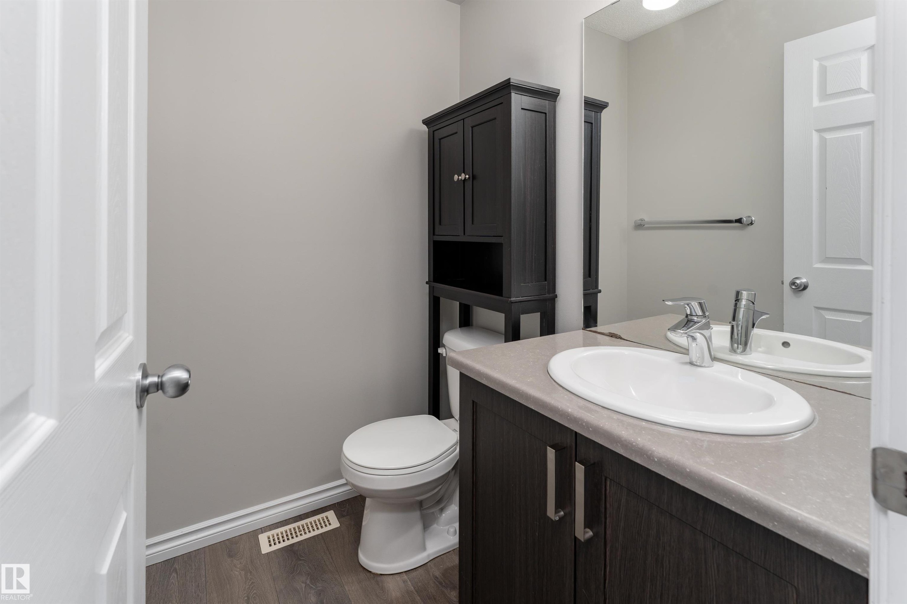 521 Ebbers Way, Edmonton, AB - Indoor Photo Showing Bathroom