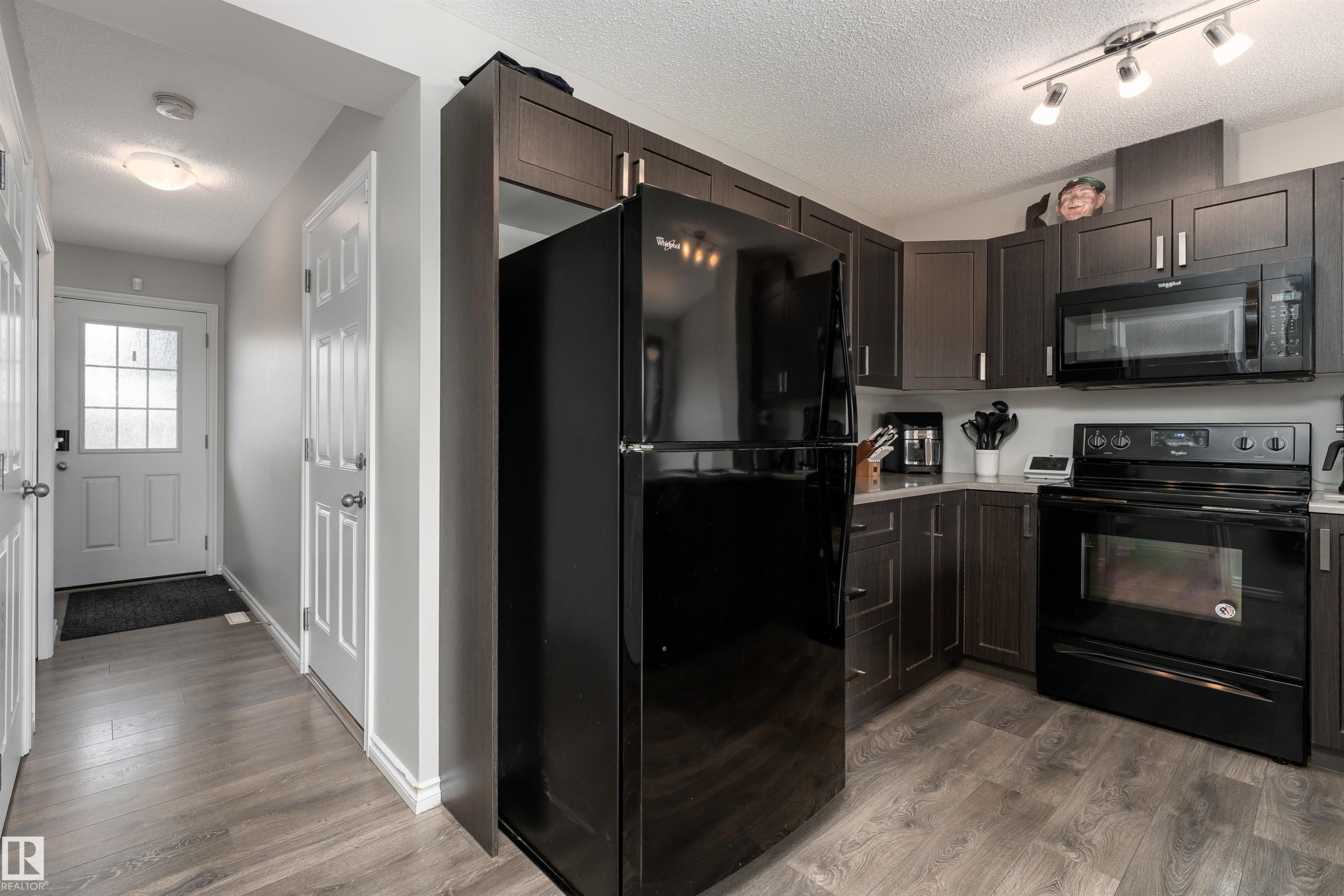 521 Ebbers Way, Edmonton, AB - Indoor Photo Showing Kitchen