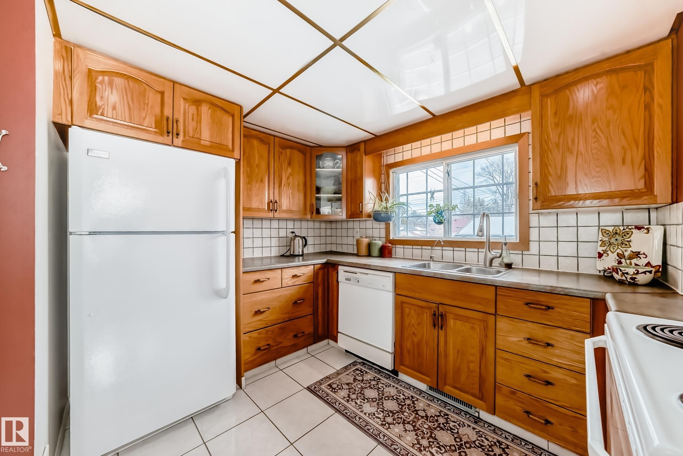 11415 71 Street, Edmonton, AB - Indoor Photo Showing Kitchen With Double Sink