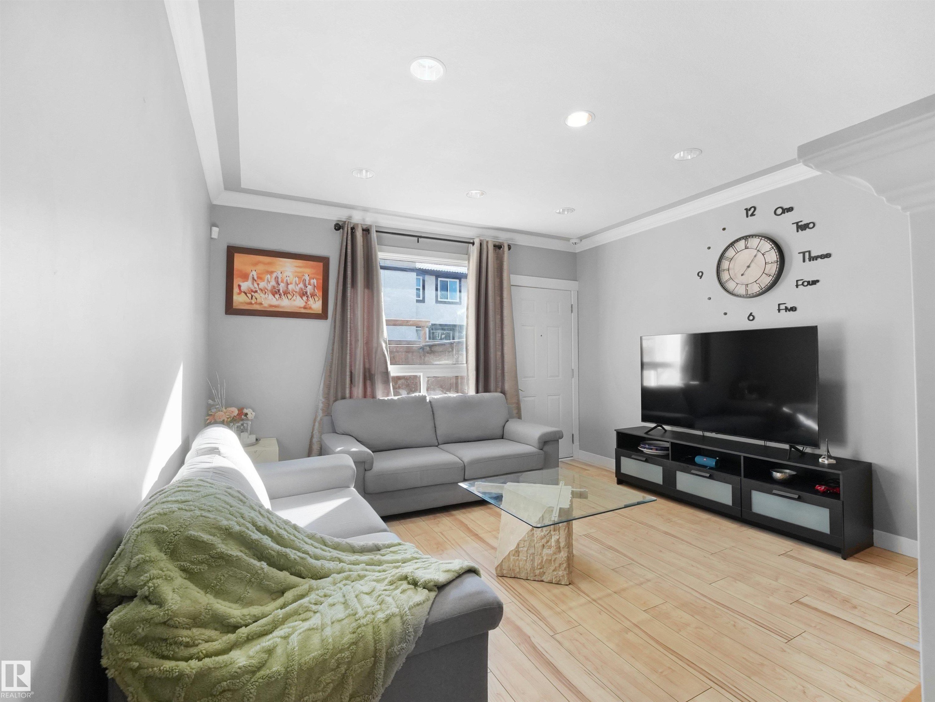 3611 30 Avenue, Edmonton, AB - Indoor Photo Showing Living Room