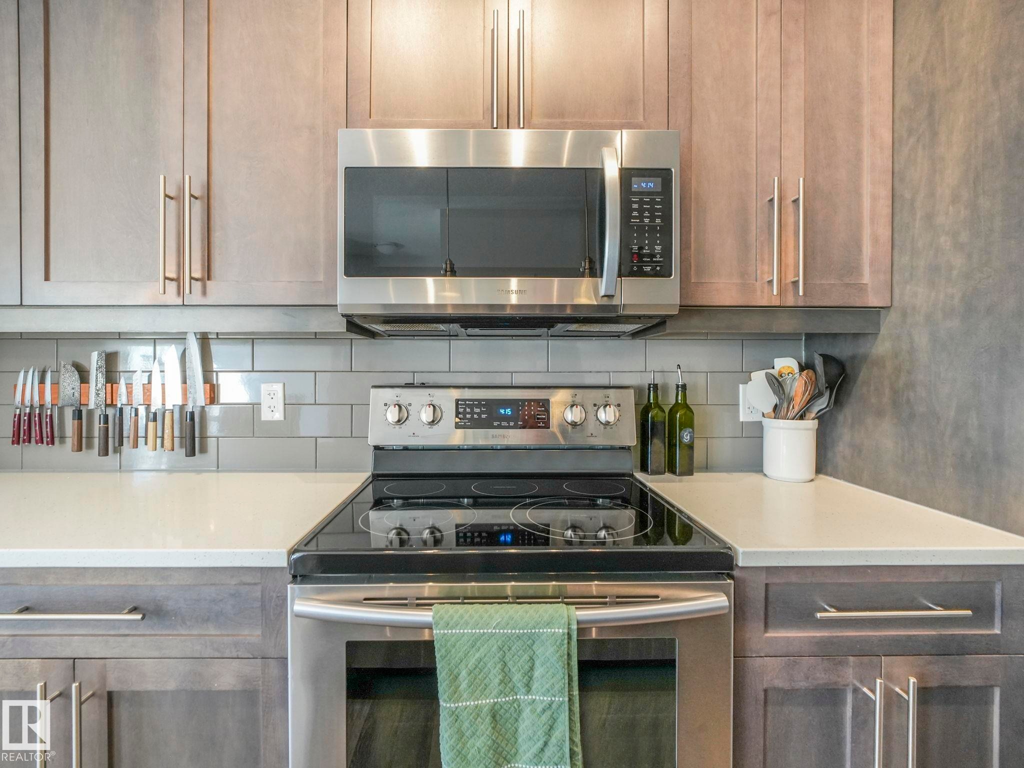 6693 Cardinal Road, Edmonton, AB - Indoor Photo Showing Kitchen