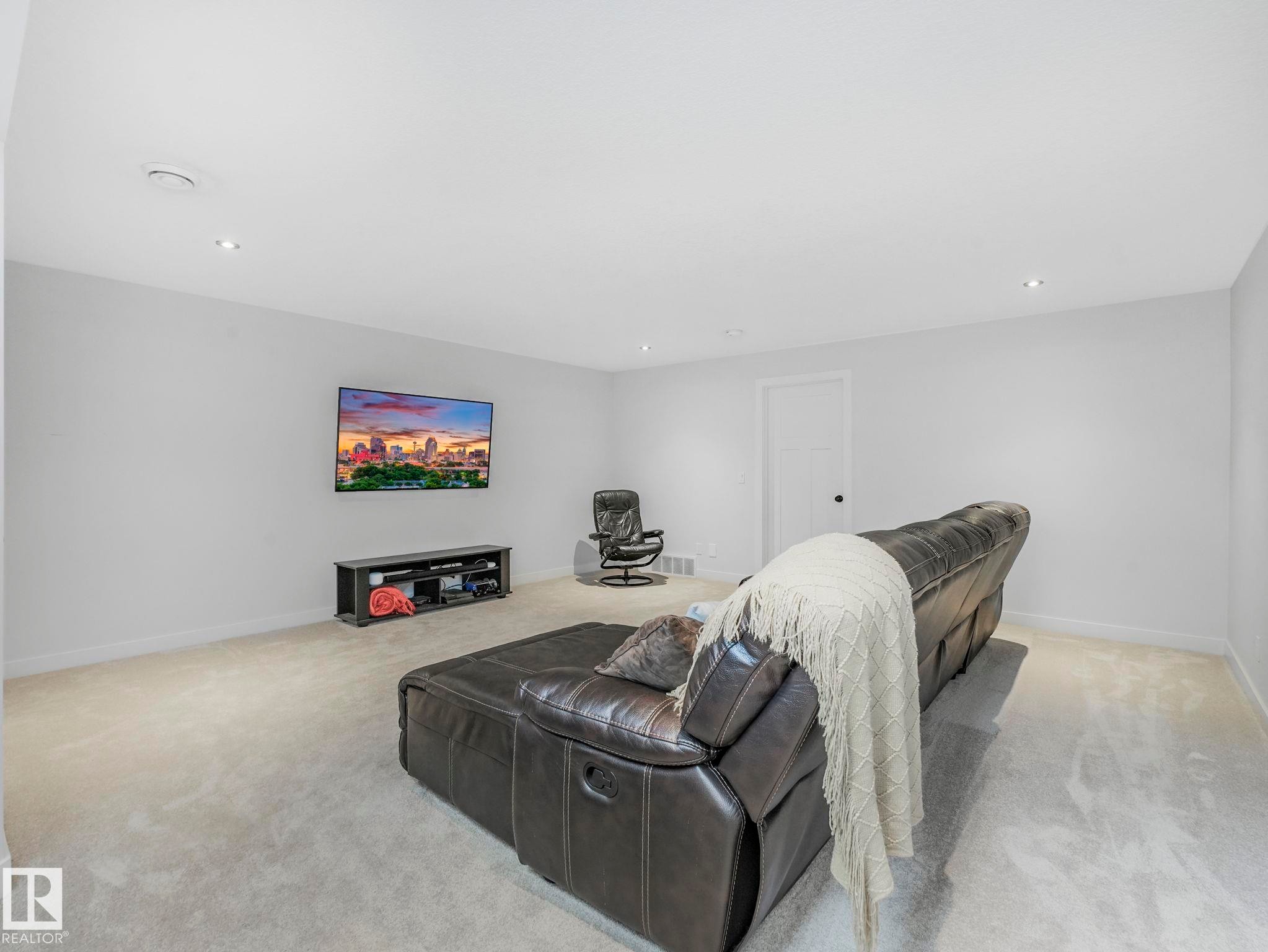 6693 Cardinal Road, Edmonton, AB - Indoor