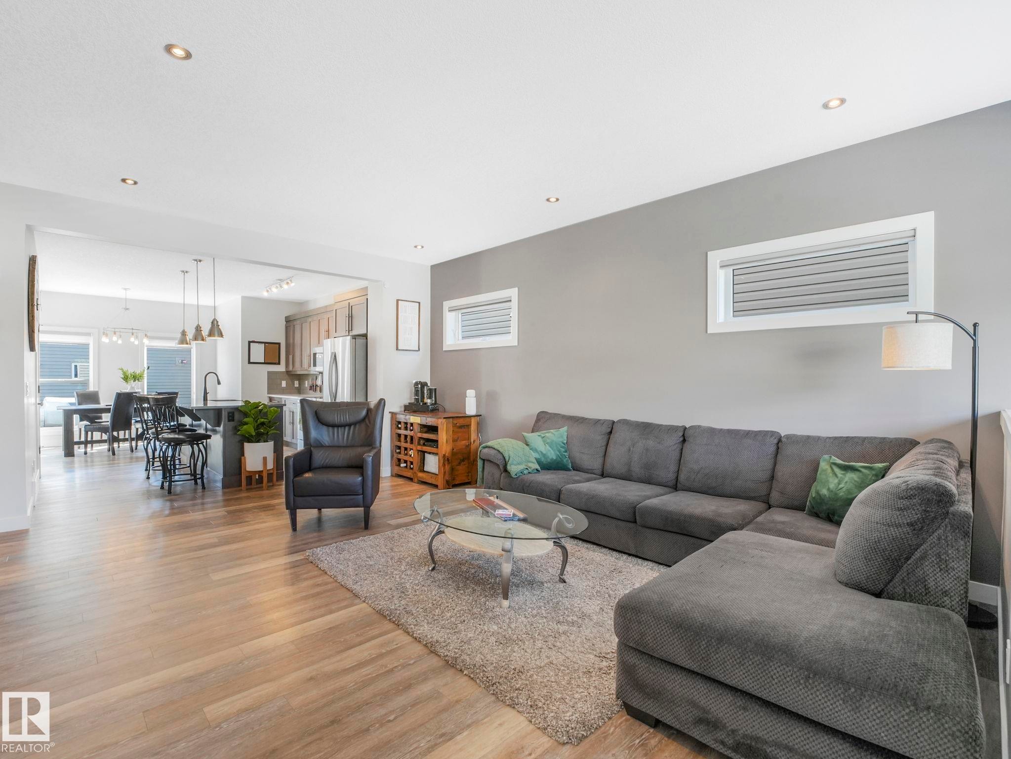6693 Cardinal Road, Edmonton, AB - Indoor Photo Showing Living Room