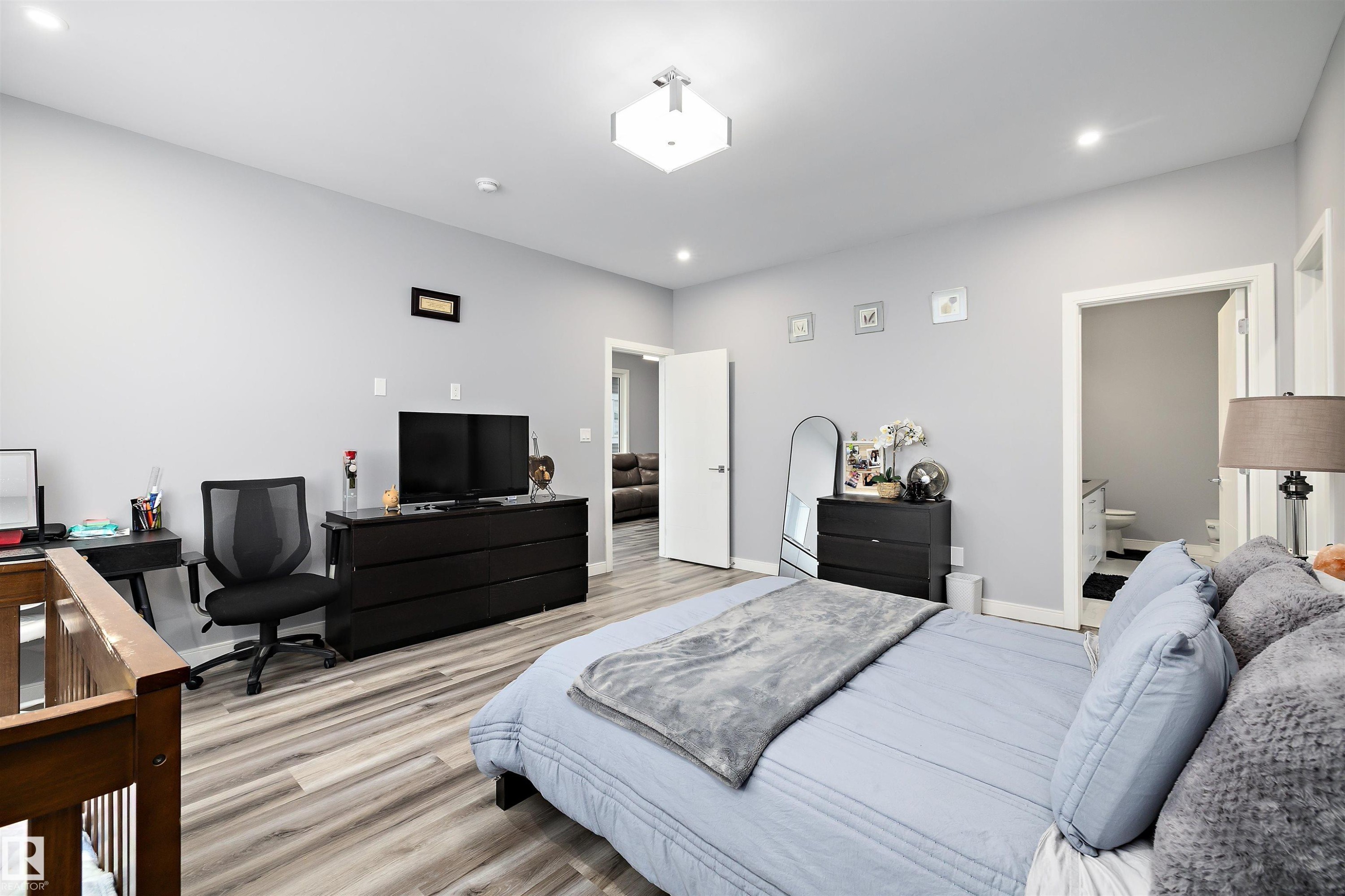 4223 Veterans Way, Edmonton, AB - Indoor Photo Showing Bedroom