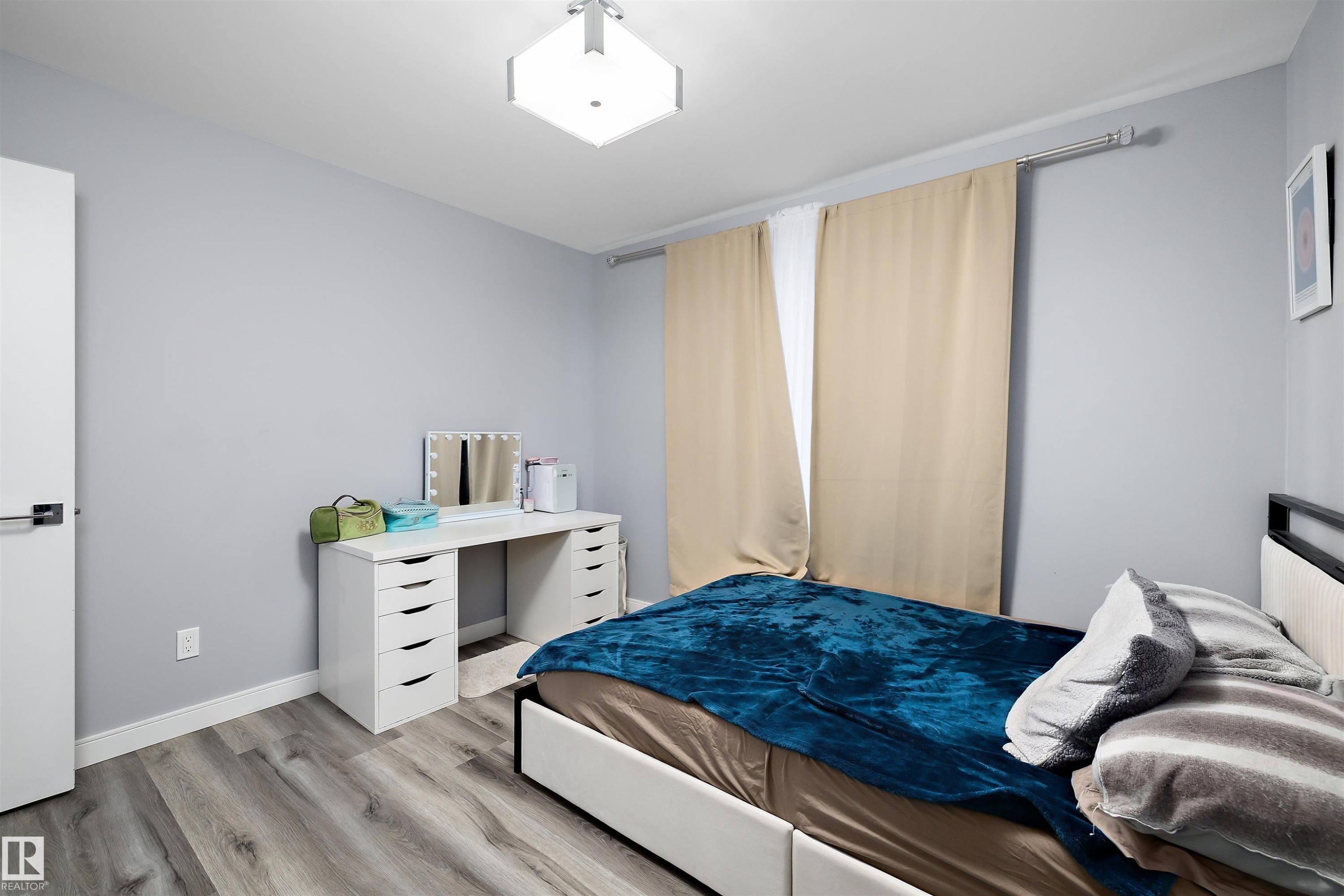 4223 Veterans Way, Edmonton, AB - Indoor Photo Showing Bedroom