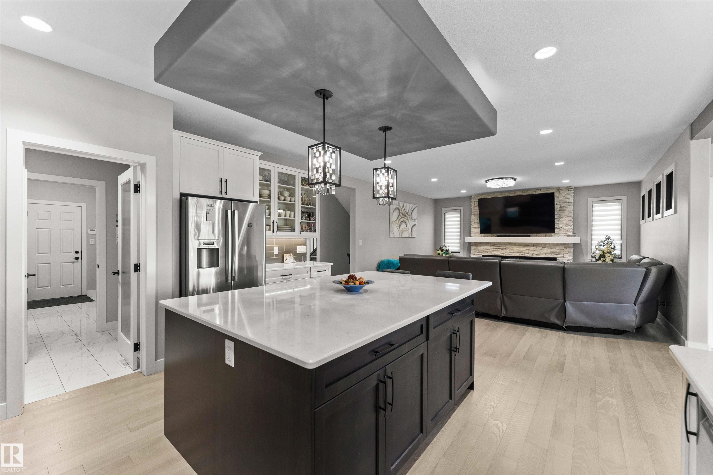 6813 Knox Loop, Edmonton, AB - Indoor Photo Showing Kitchen With Upgraded Kitchen