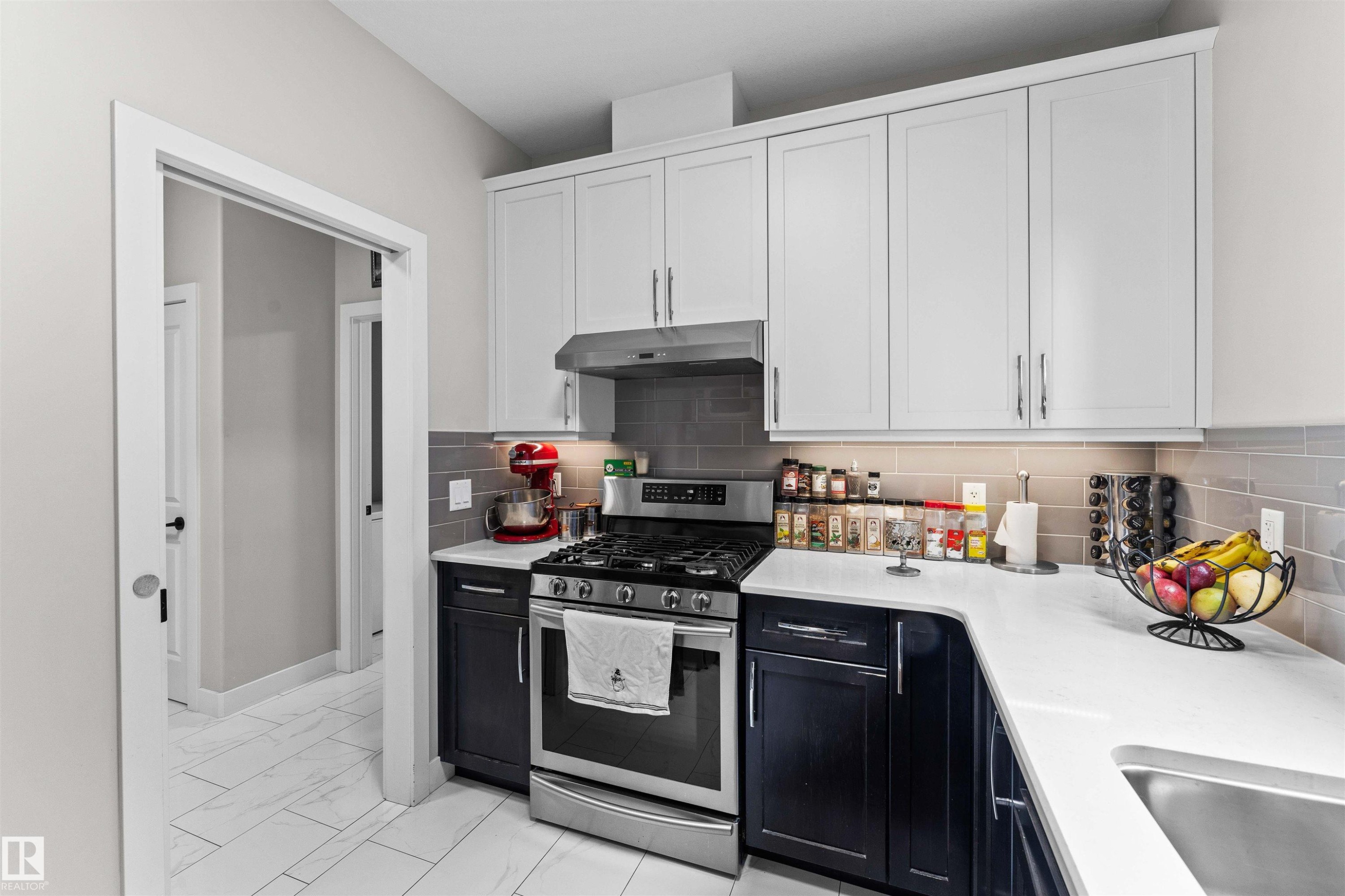 6813 Knox Loop, Edmonton, AB - Indoor Photo Showing Kitchen