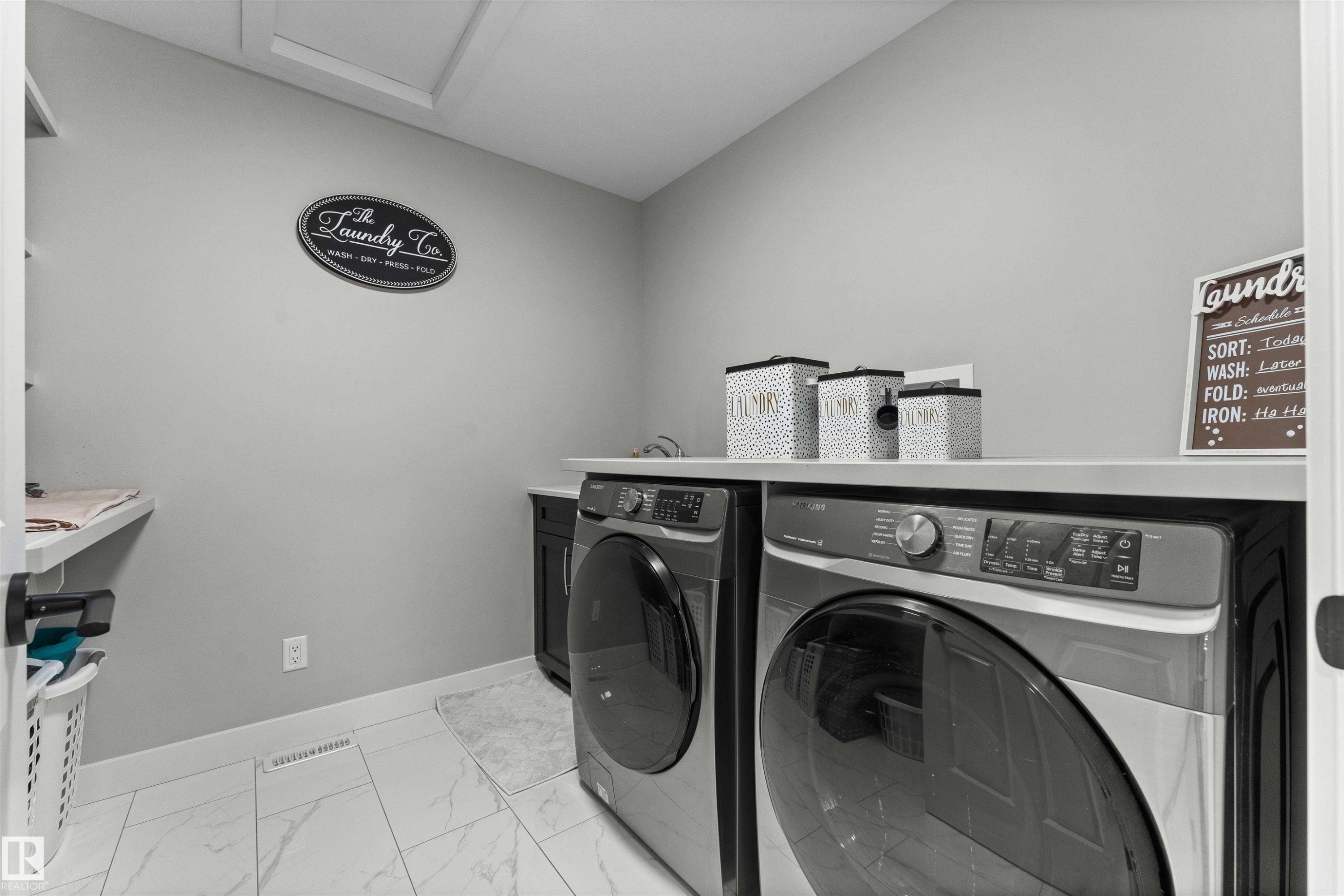 6813 Knox Loop, Edmonton, AB - Indoor Photo Showing Laundry Room