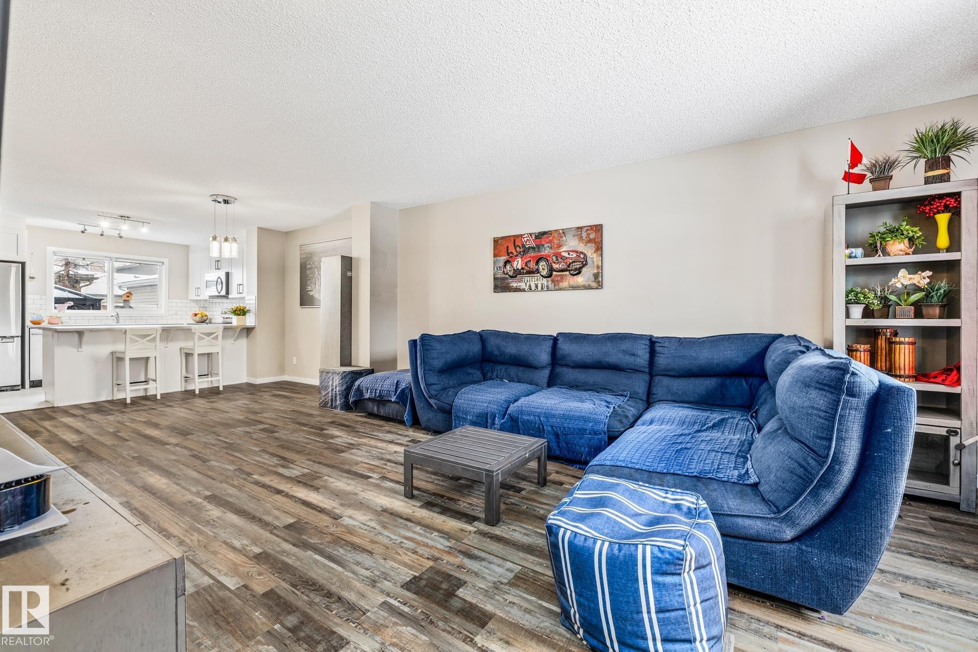 384 Charlesworth Drive, Edmonton, AB - Indoor Photo Showing Living Room