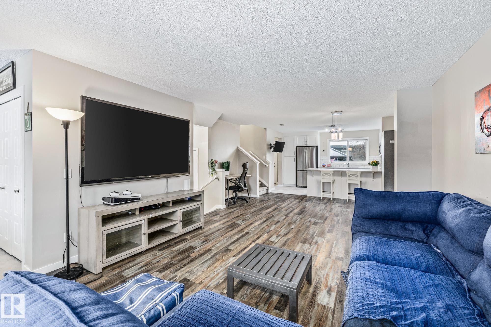 384 Charlesworth Drive, Edmonton, AB - Indoor Photo Showing Living Room