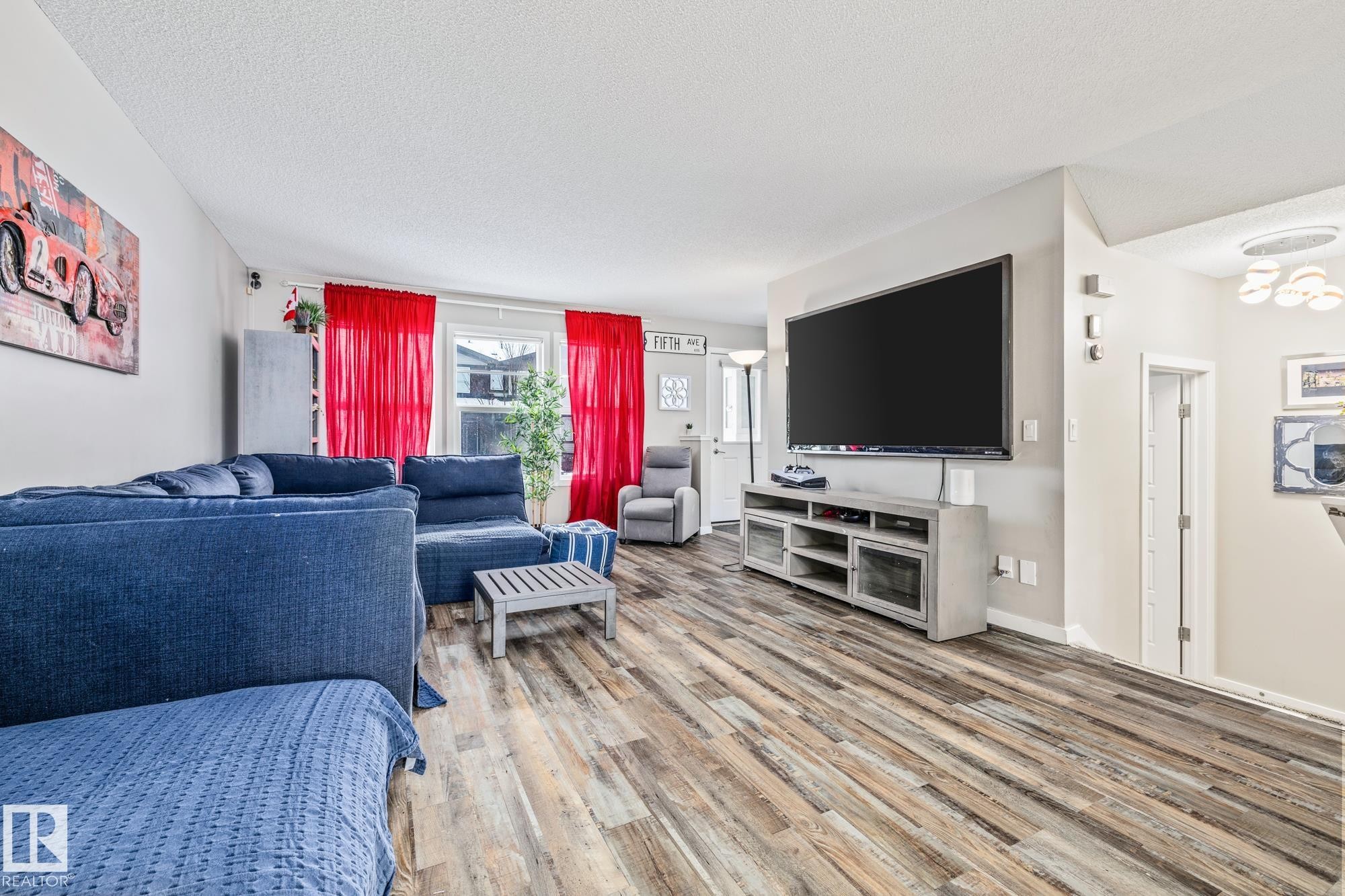 384 Charlesworth Drive, Edmonton, AB - Indoor Photo Showing Living Room