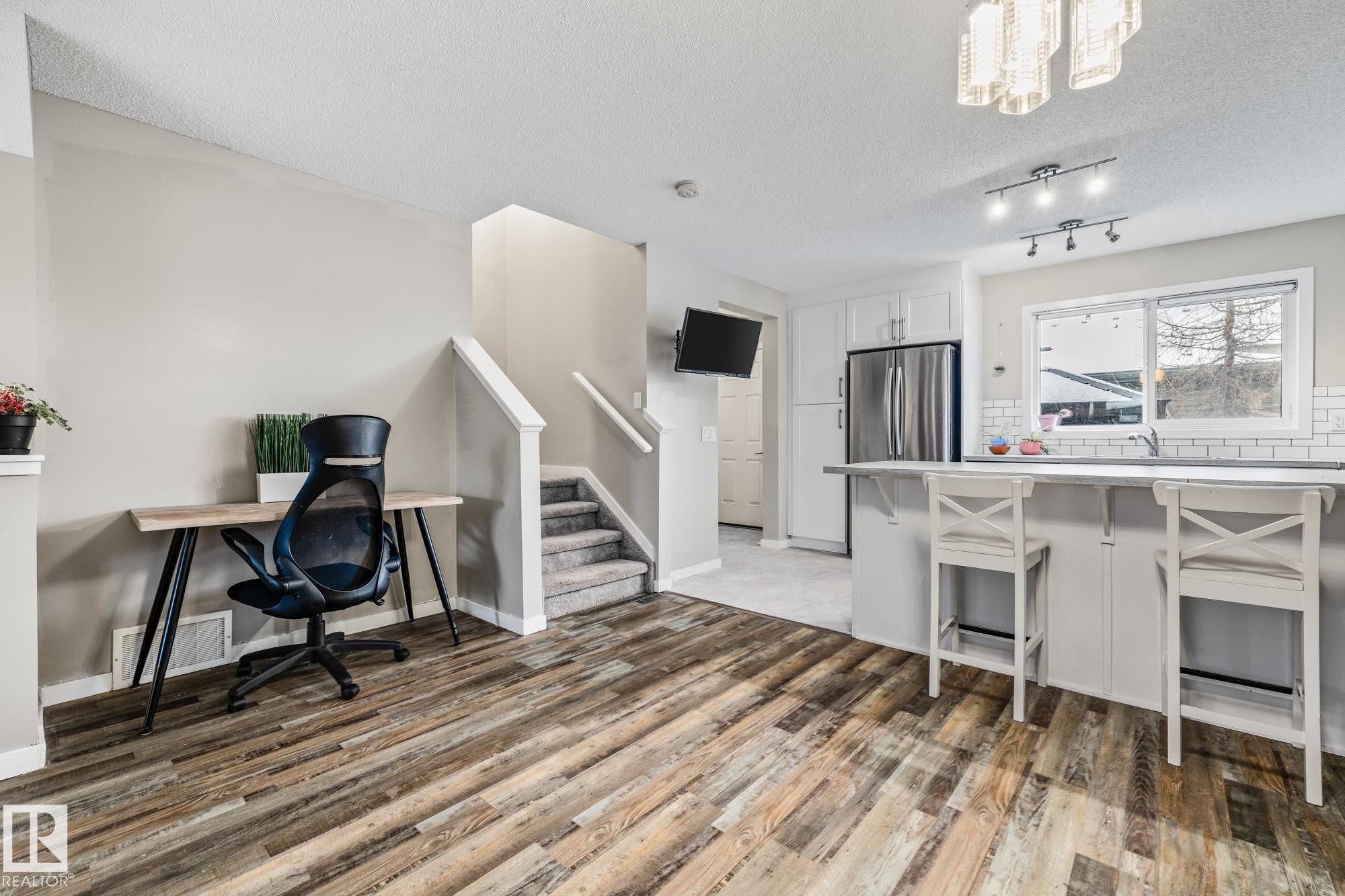 384 Charlesworth Drive, Edmonton, AB - Indoor