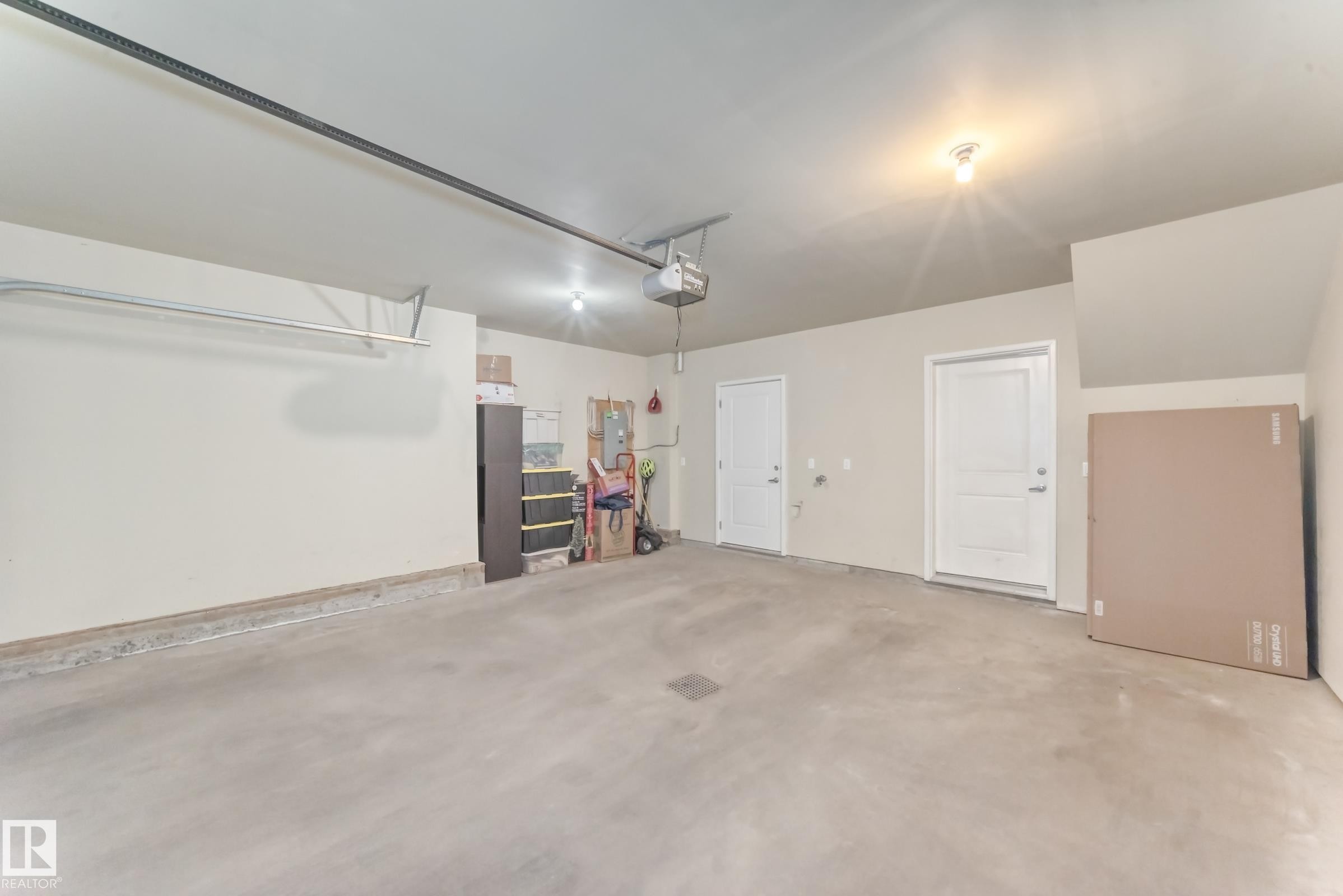 55 655 Watt Boulevard, Edmonton, AB - Indoor Photo Showing Garage
