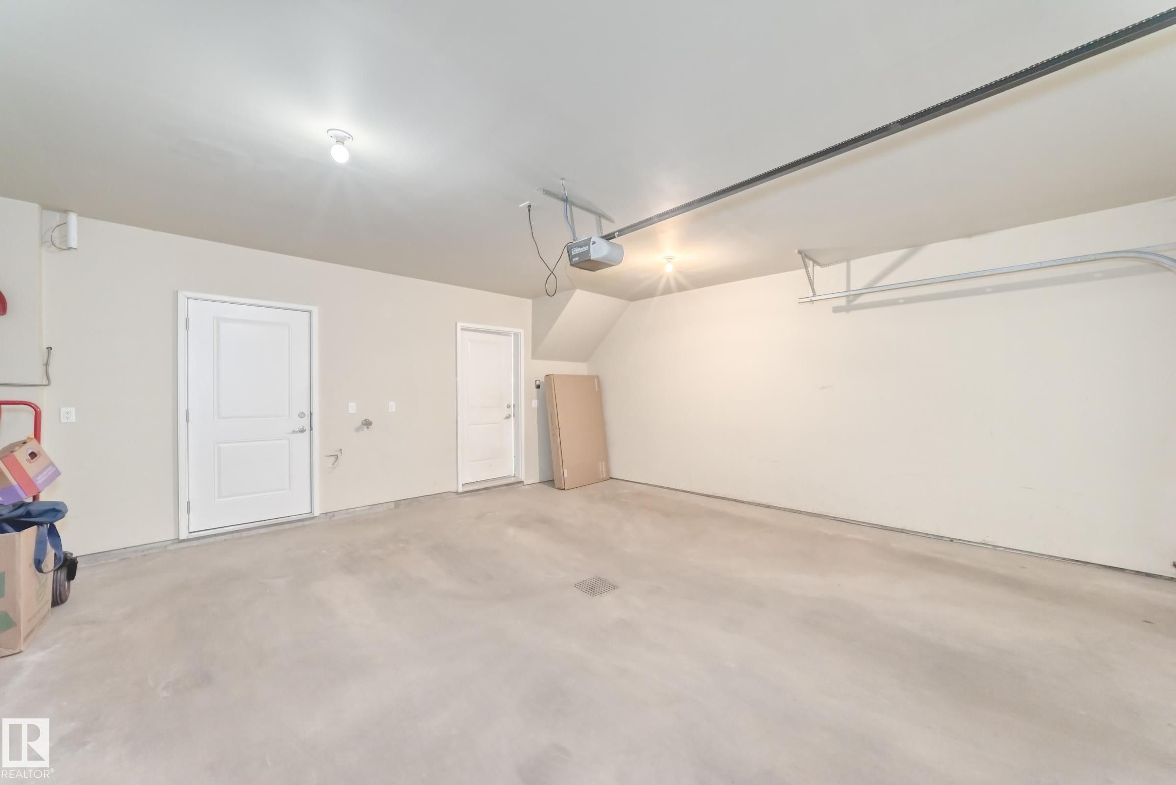 55 655 Watt Boulevard, Edmonton, AB - Indoor Photo Showing Garage