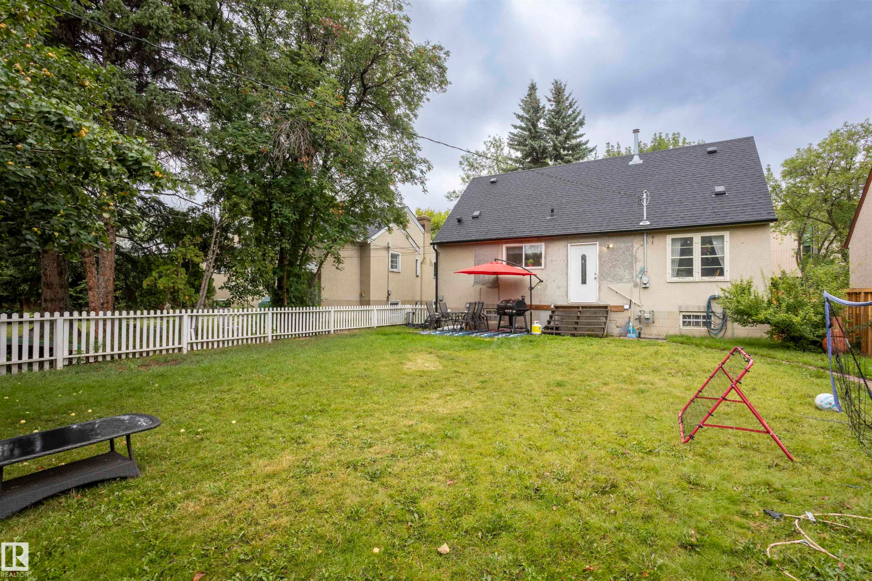 10880 73 Street, Edmonton, AB - Outdoor