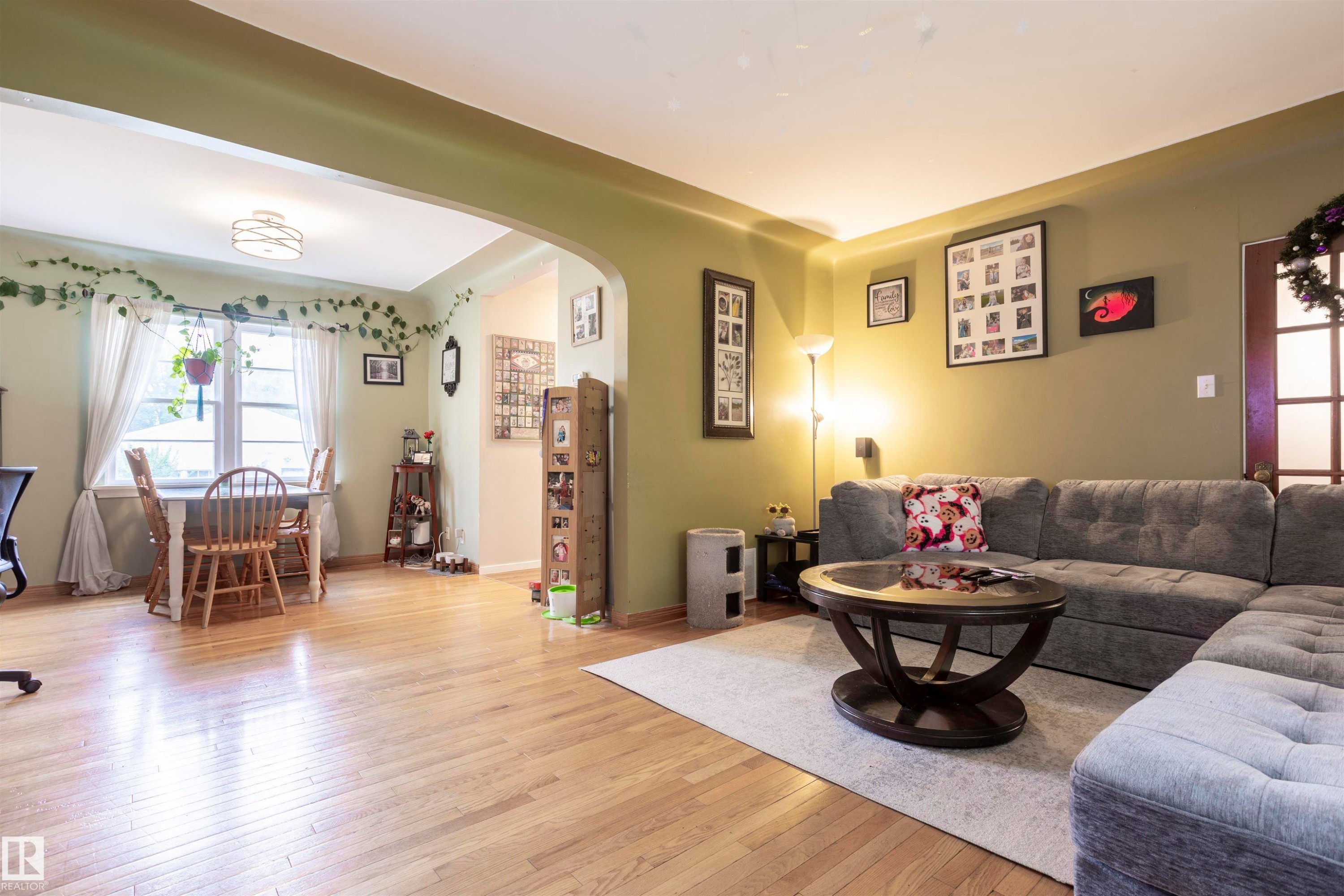 10880 73 Street, Edmonton, AB - Indoor Photo Showing Living Room