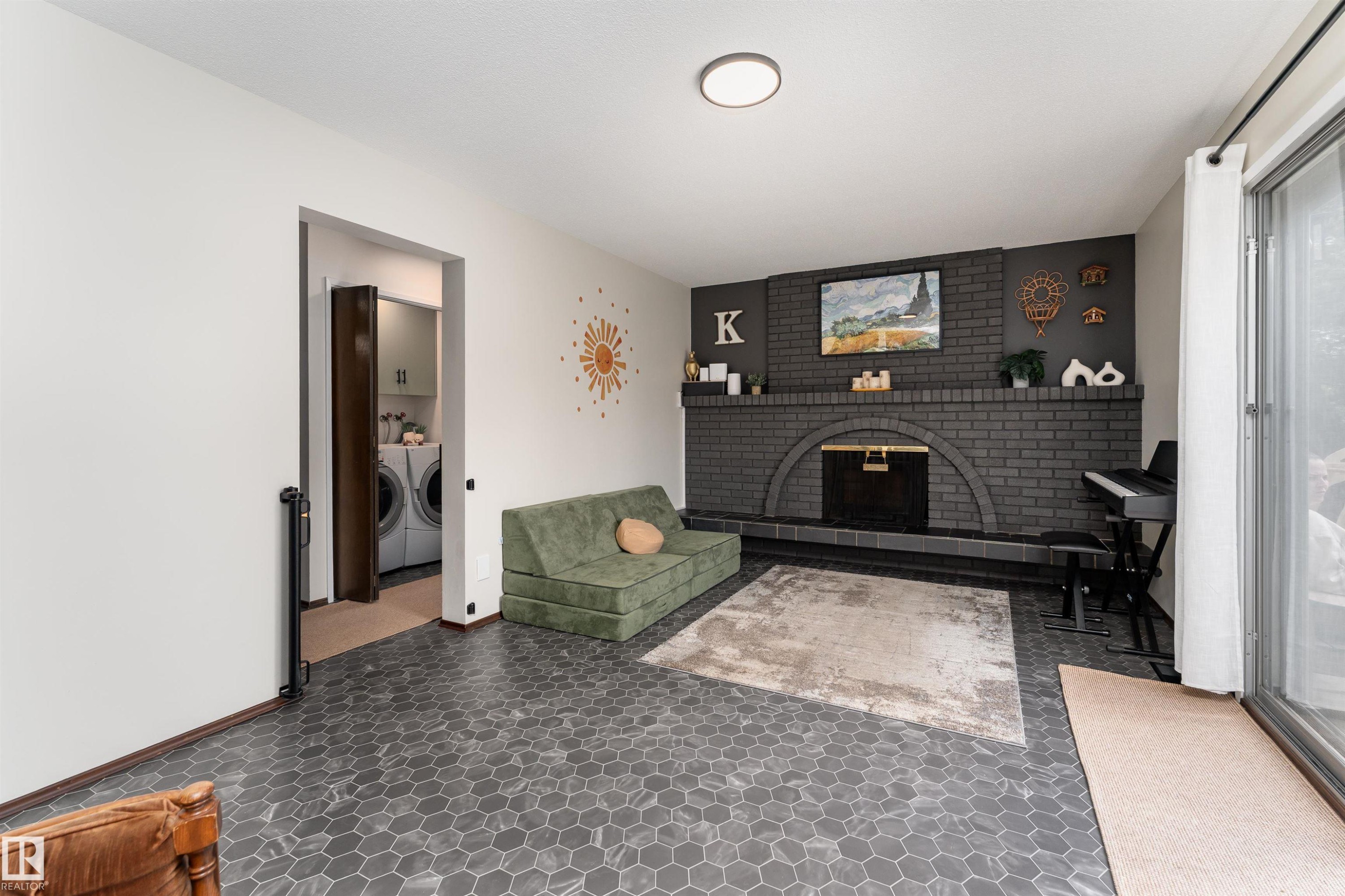 15007 115 Street, Edmonton, AB - Indoor With Fireplace