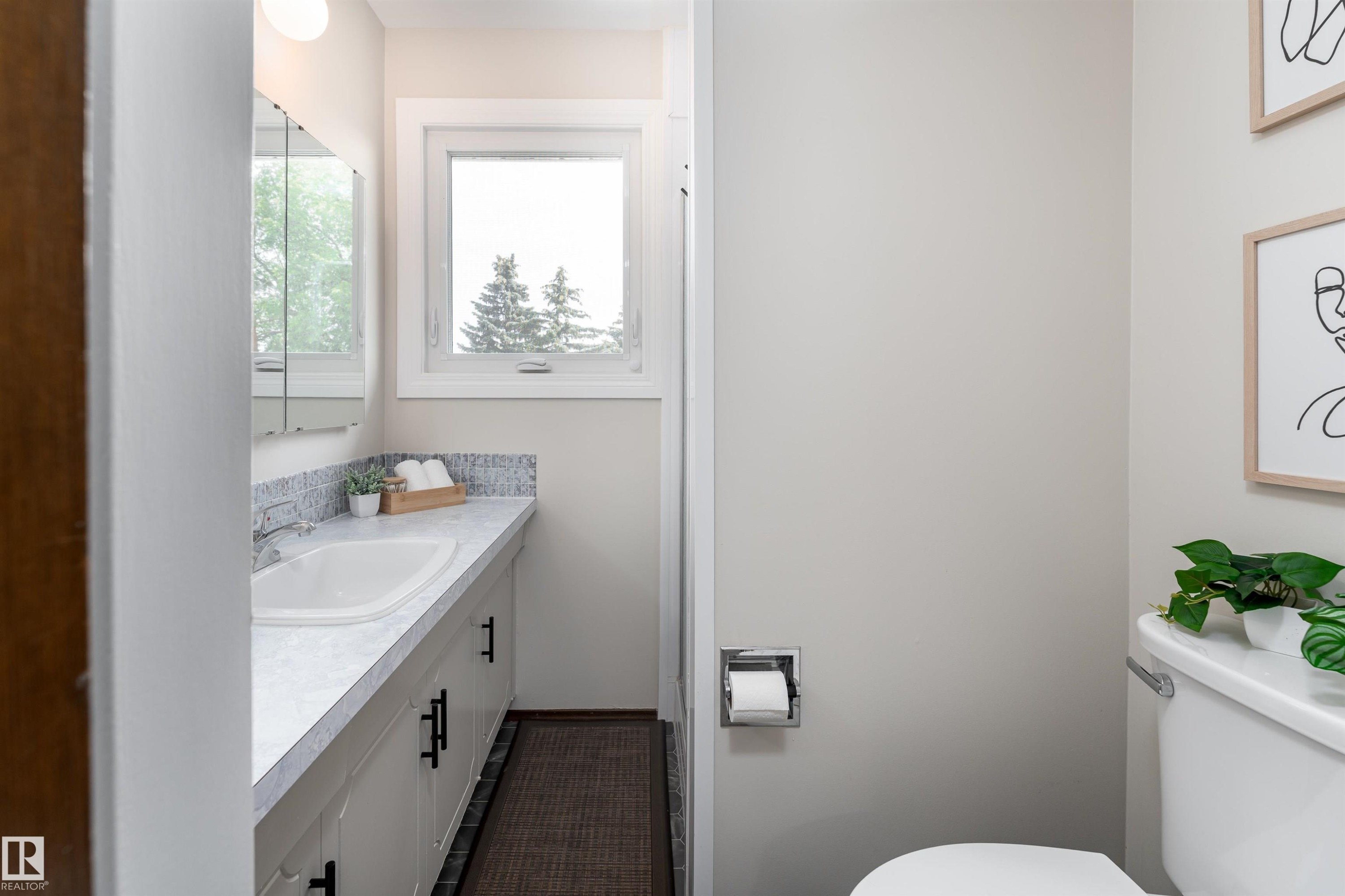15007 115 Street, Edmonton, AB - Indoor Photo Showing Bathroom