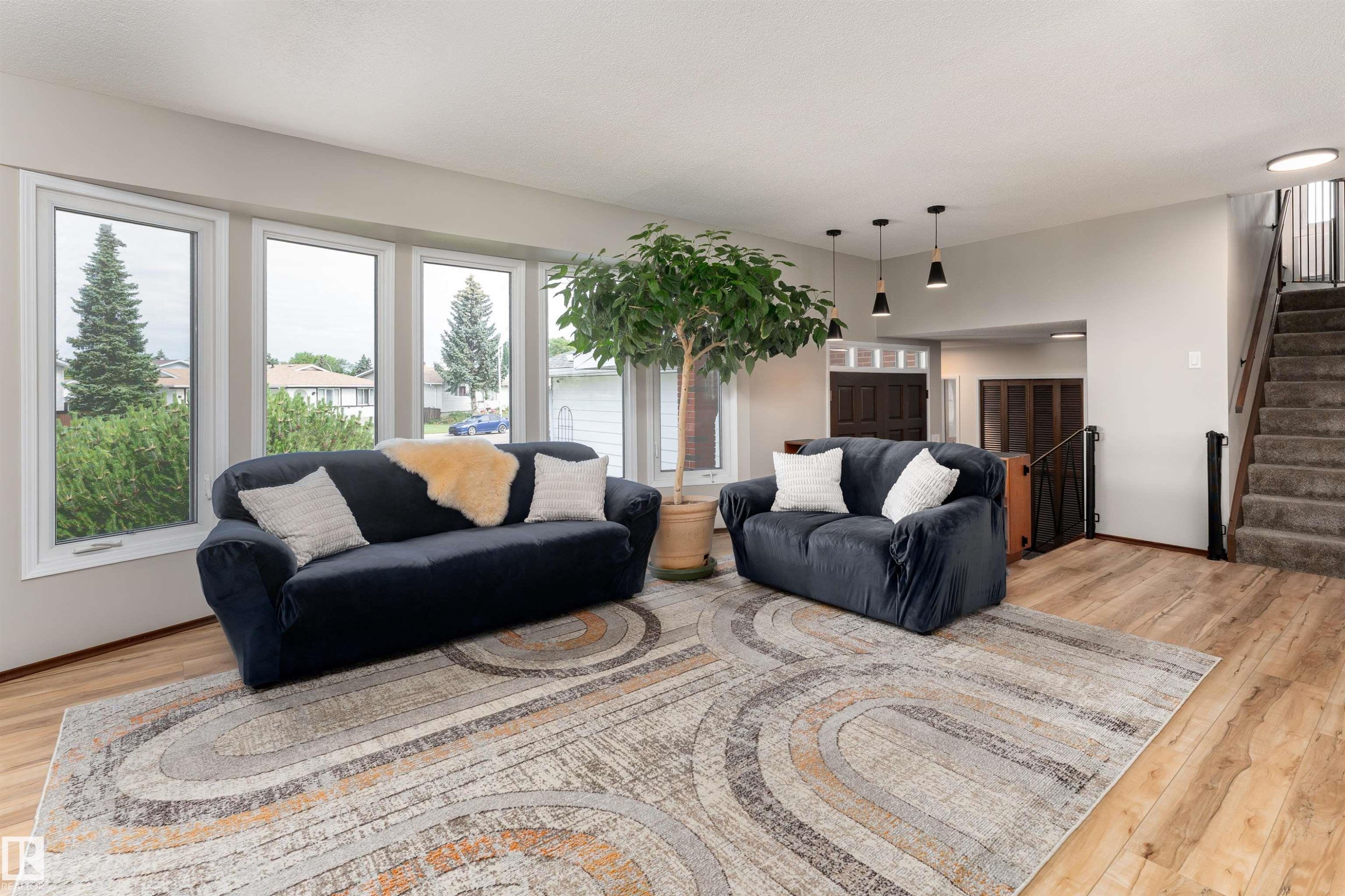 15007 115 Street, Edmonton, AB - Indoor Photo Showing Living Room