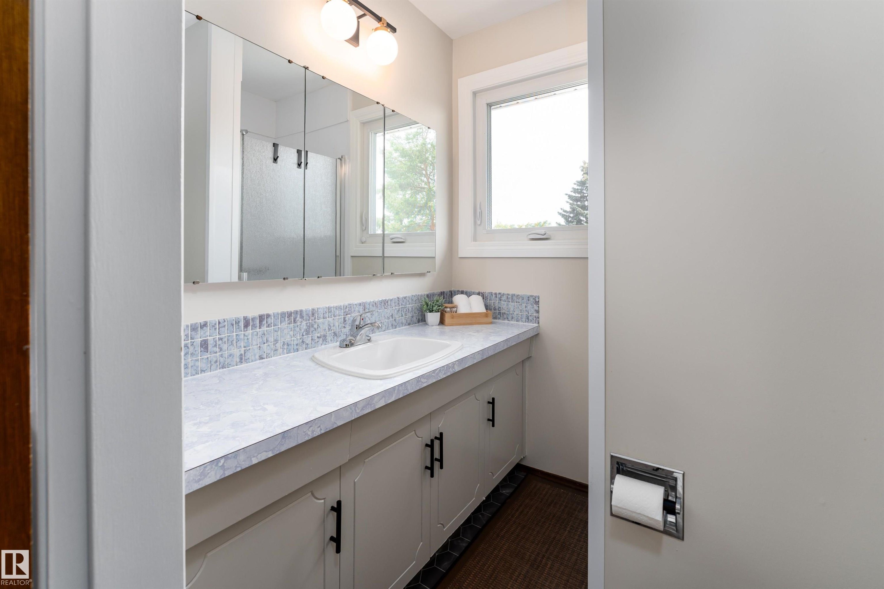 15007 115 Street, Edmonton, AB - Indoor Photo Showing Bathroom