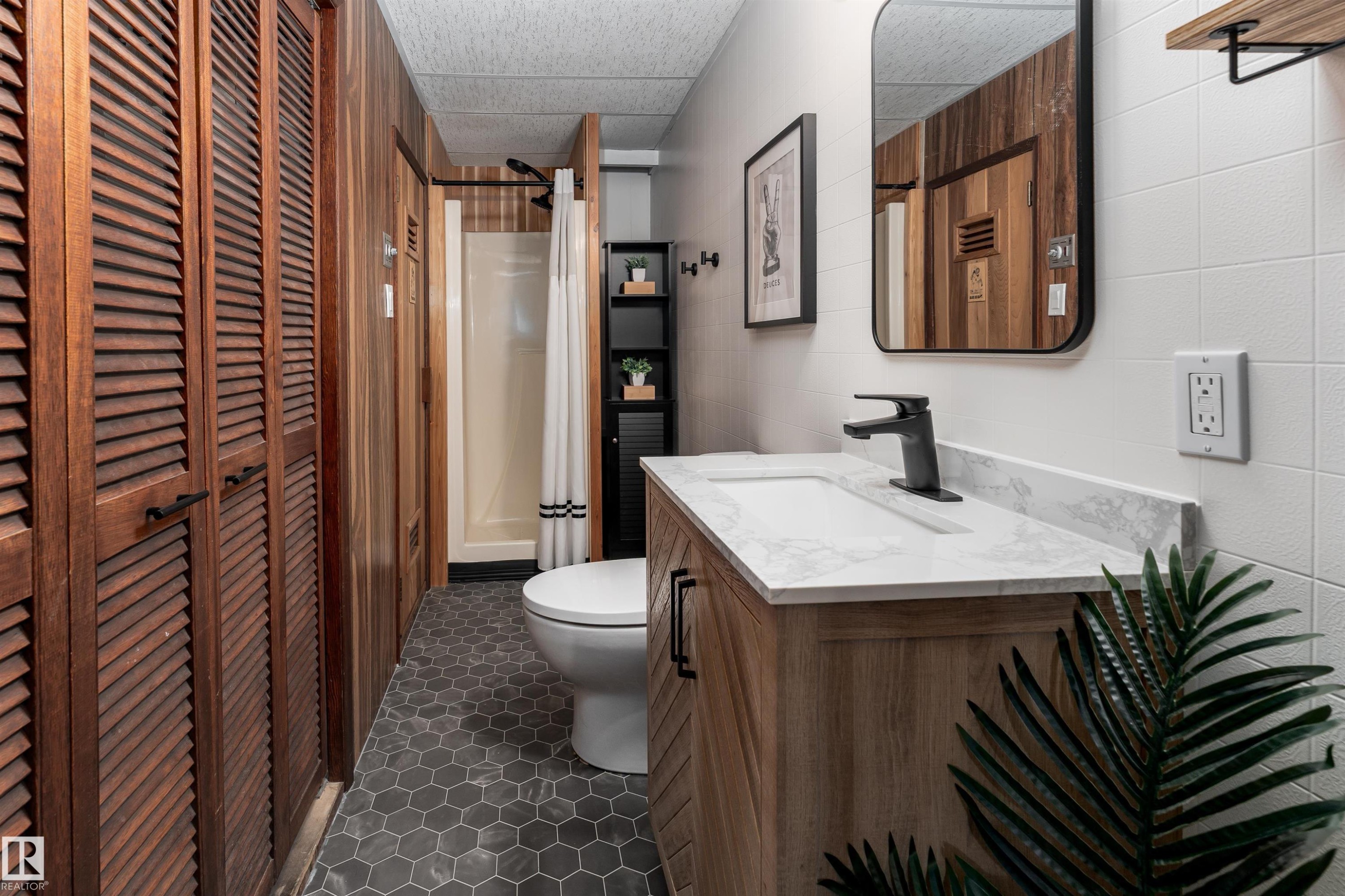 15007 115 Street, Edmonton, AB - Indoor Photo Showing Bathroom