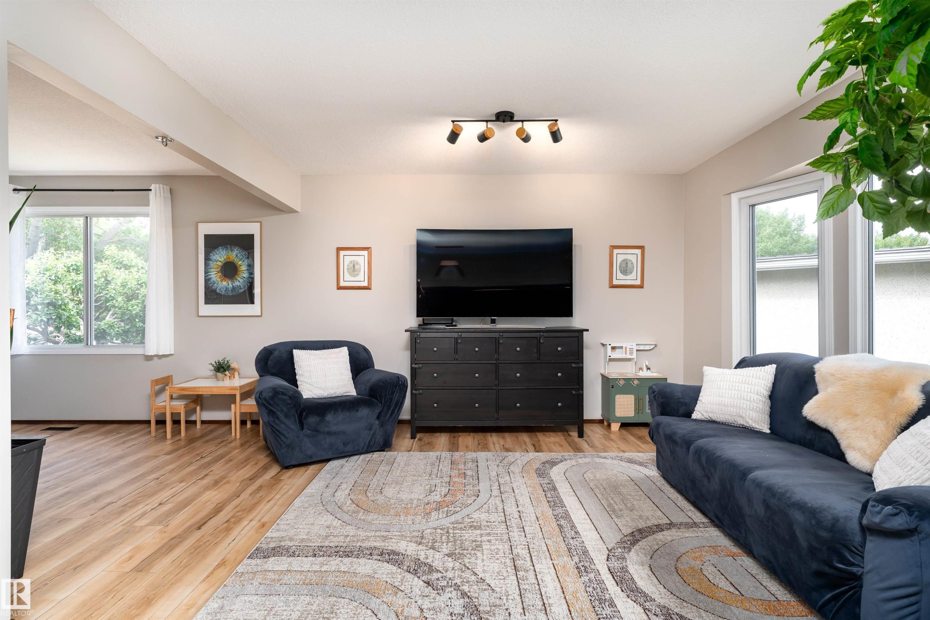 15007 115 Street, Edmonton, AB - Indoor Photo Showing Living Room