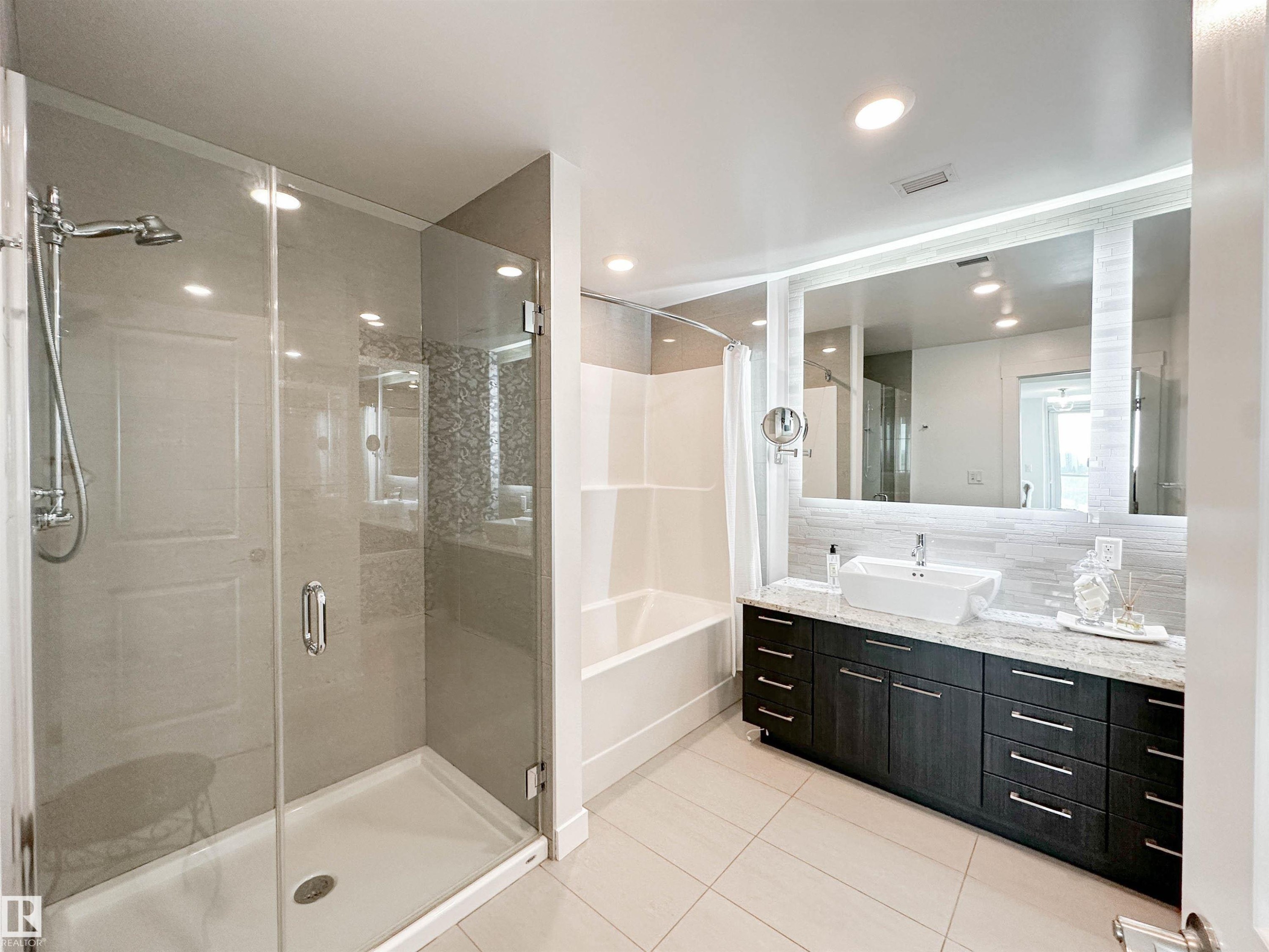 1804 9720 106 Street, Edmonton, AB - Indoor Photo Showing Bathroom