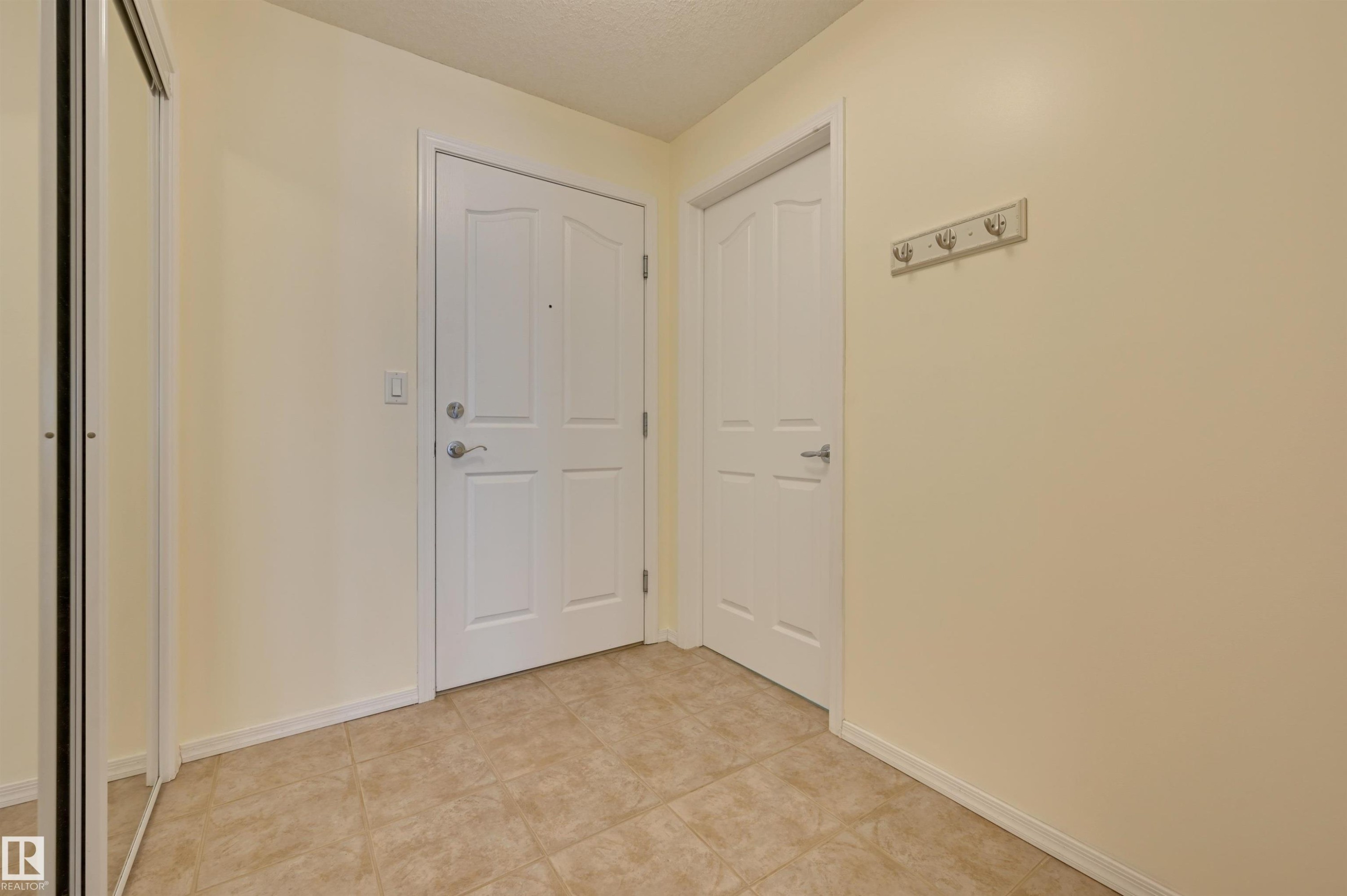 336 9008 99 Avenue, Edmonton, AB - Indoor Photo Showing Other Room