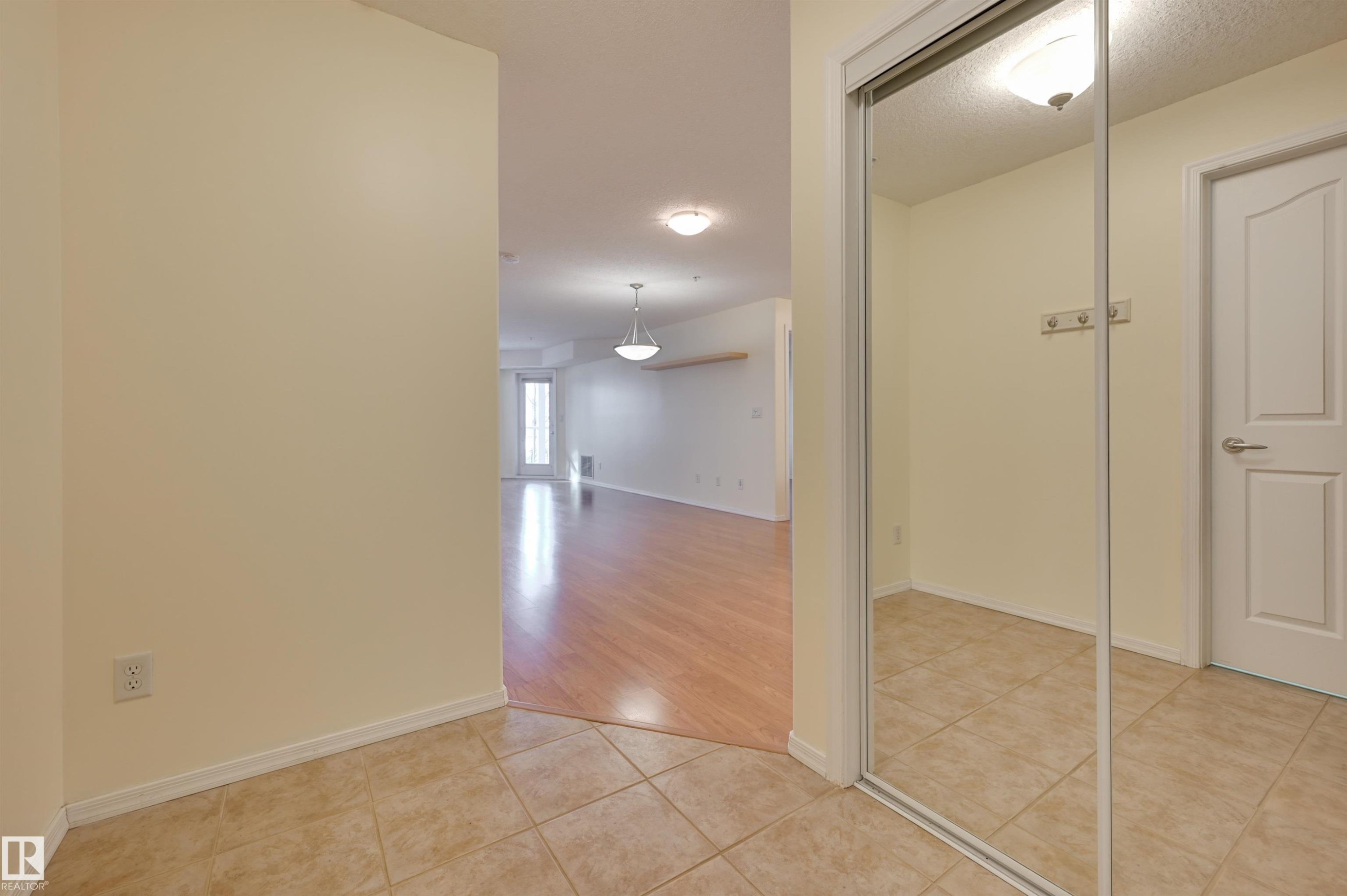 336 9008 99 Avenue, Edmonton, AB - Indoor Photo Showing Other Room