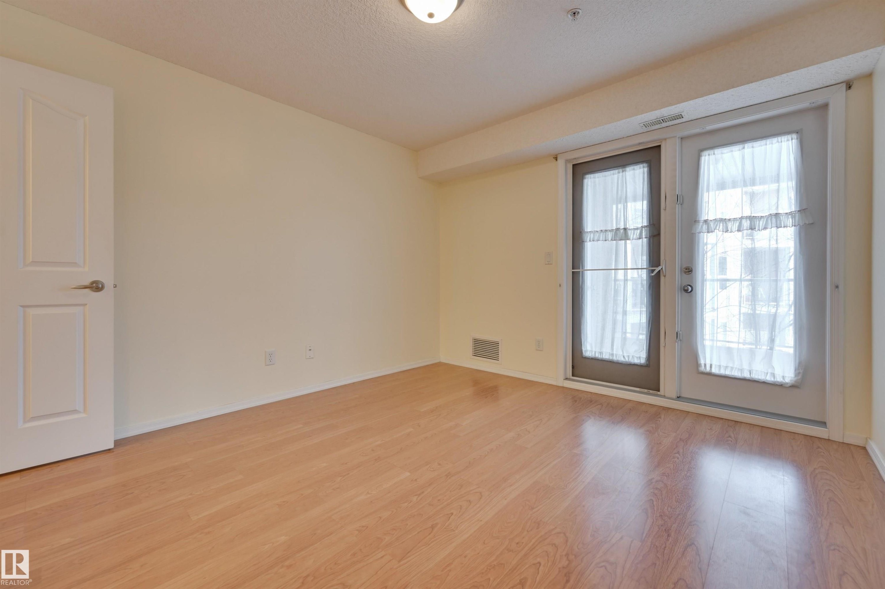 336 9008 99 Avenue, Edmonton, AB - Indoor Photo Showing Other Room