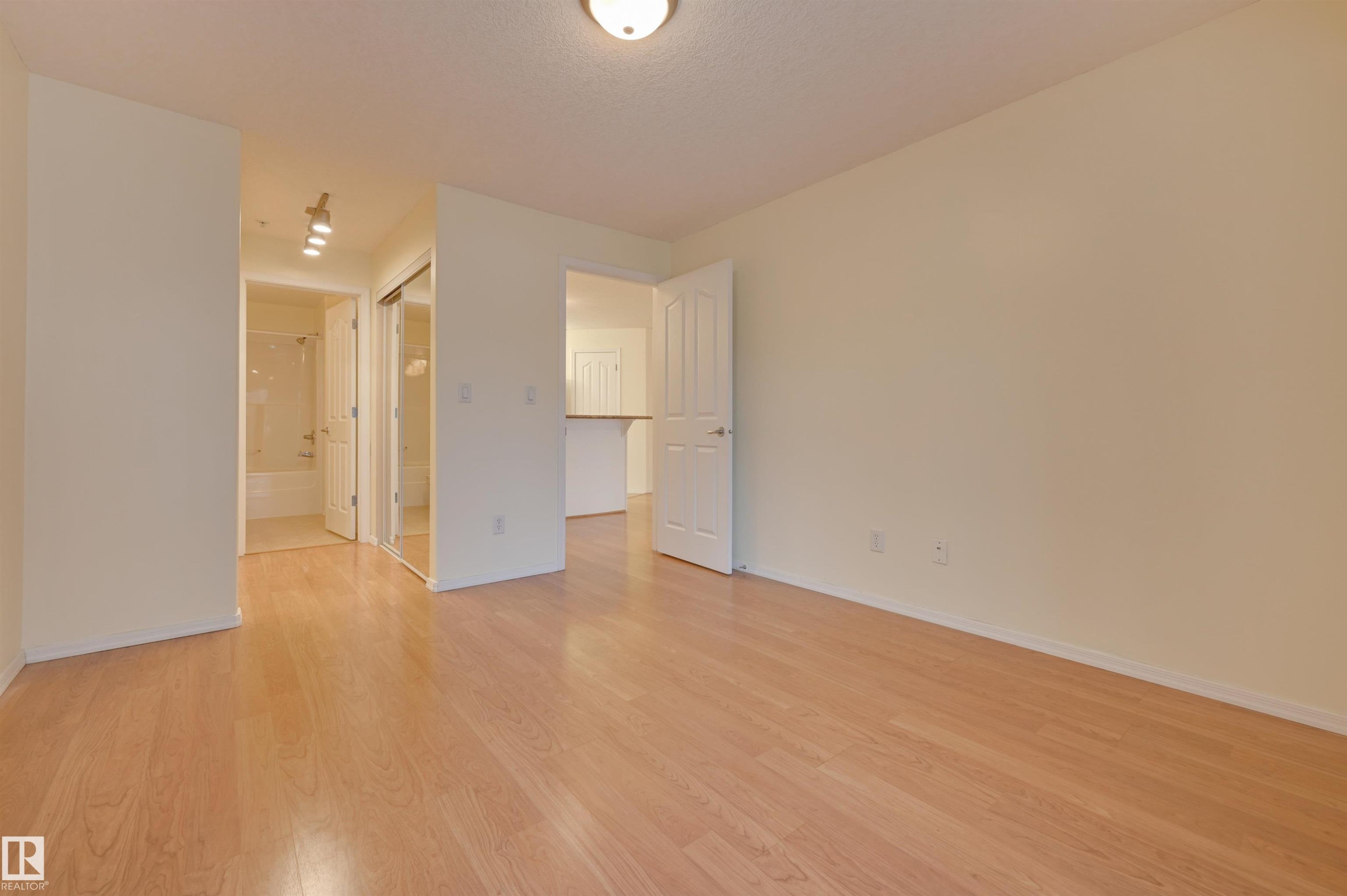 336 9008 99 Avenue, Edmonton, AB - Indoor Photo Showing Other Room