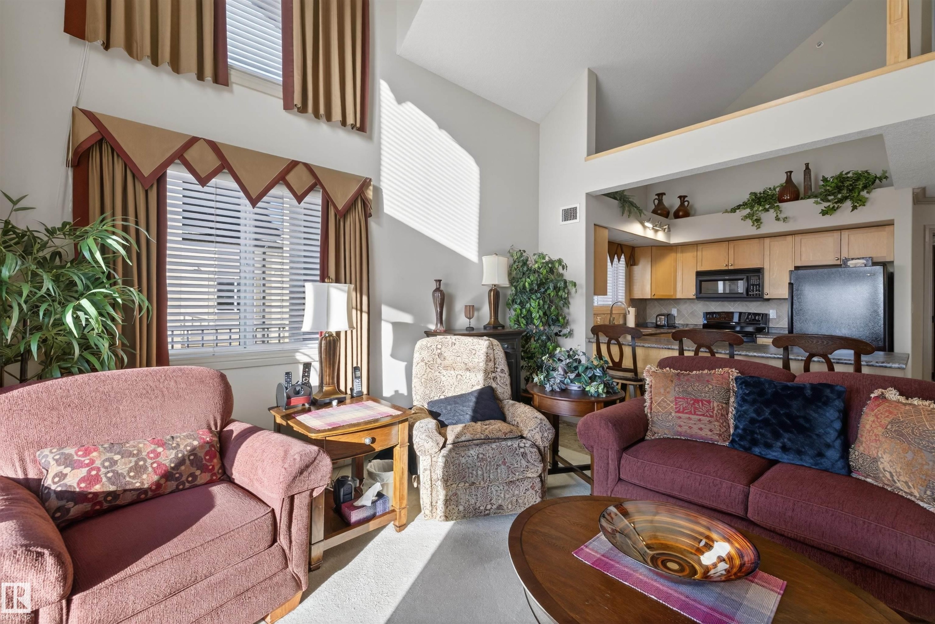Living room with vaulted ceiling and carpet floors - 427 13005 140 Avenue, Edmonton, AB - Indoor Photo Showing Living Room