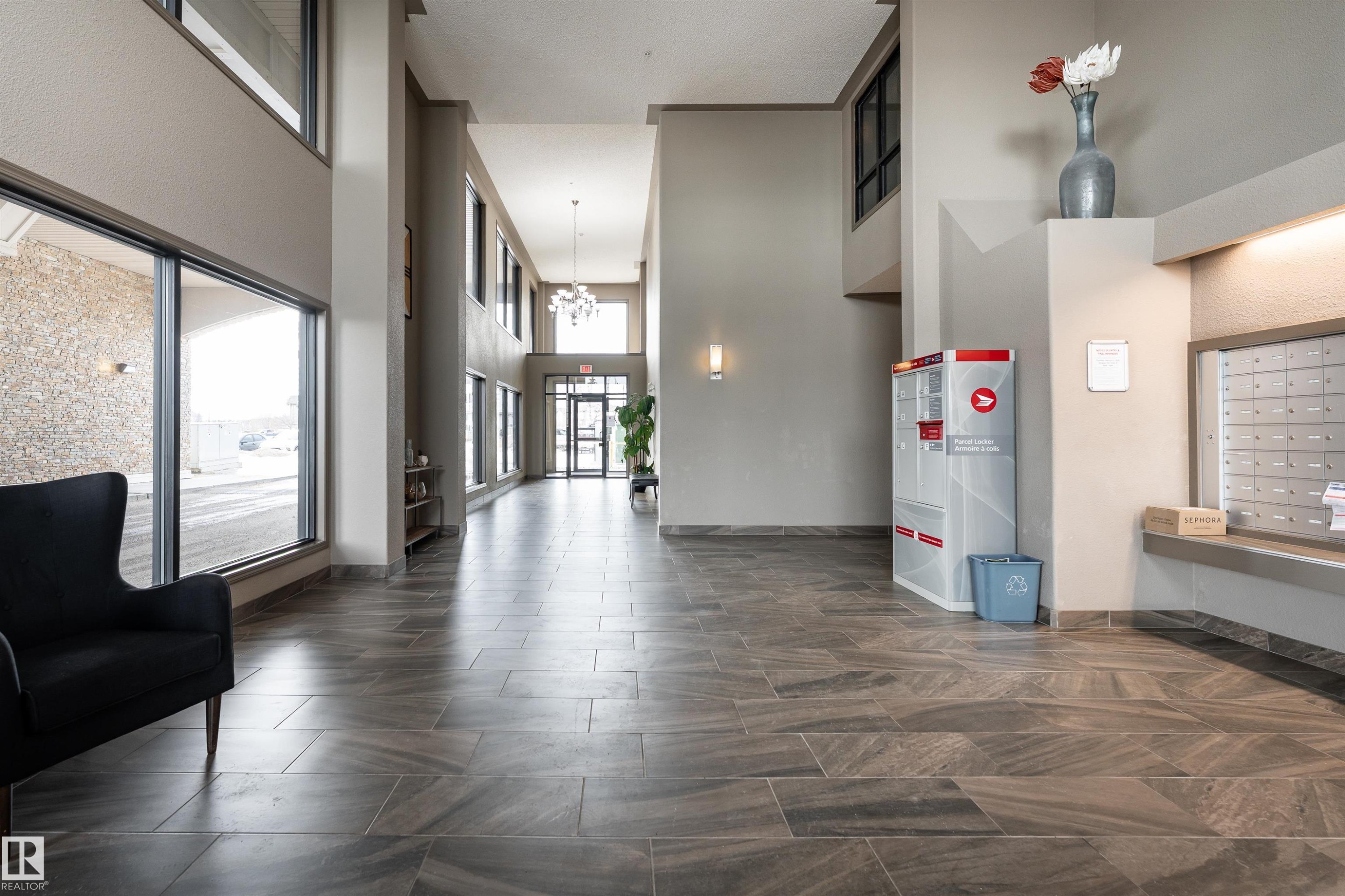Lobby with a high ceiling - 325 1520 Hammond Gate, Edmonton, AB - Indoor